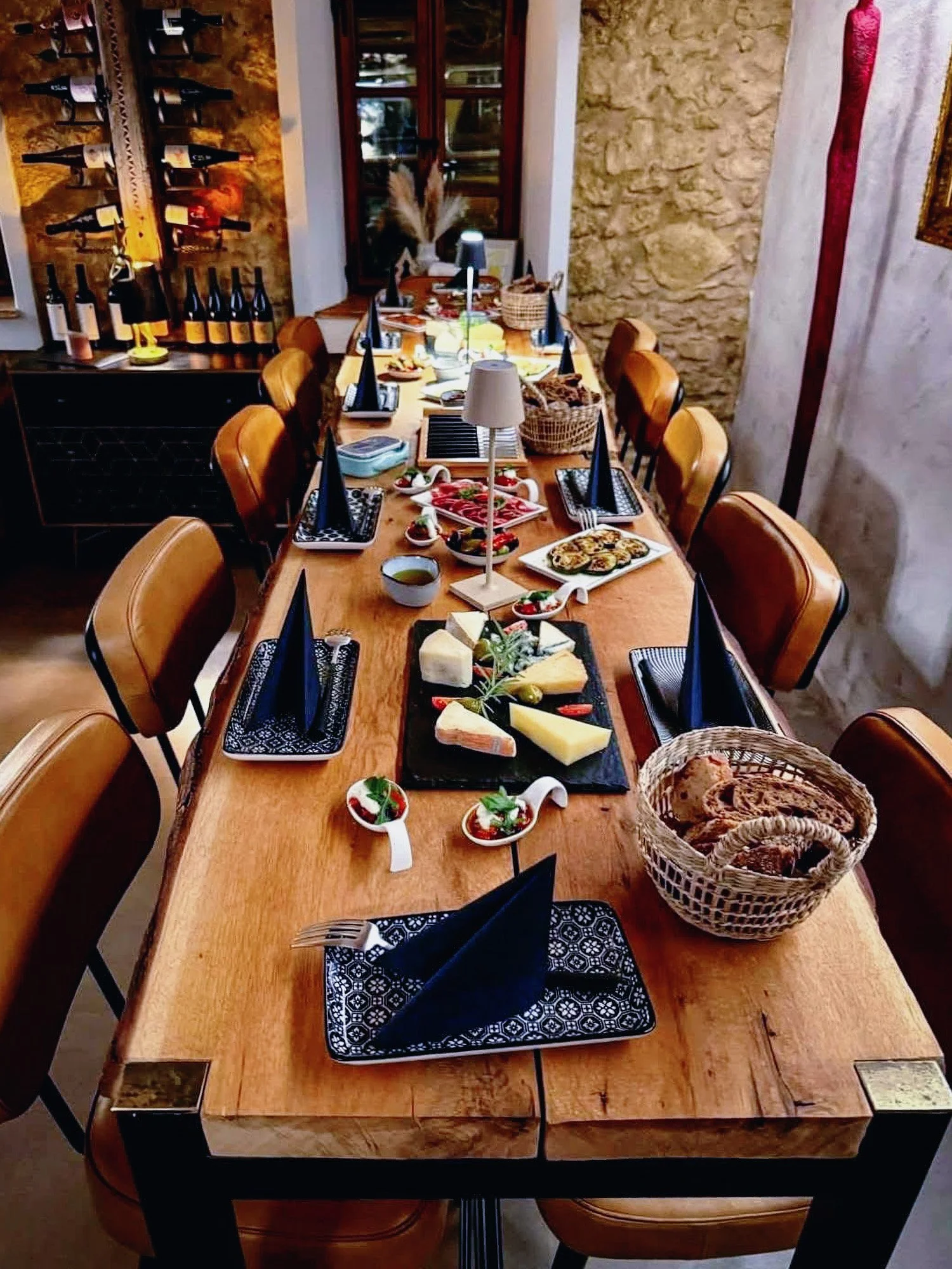 Gedeckter Tisch mit Speisen