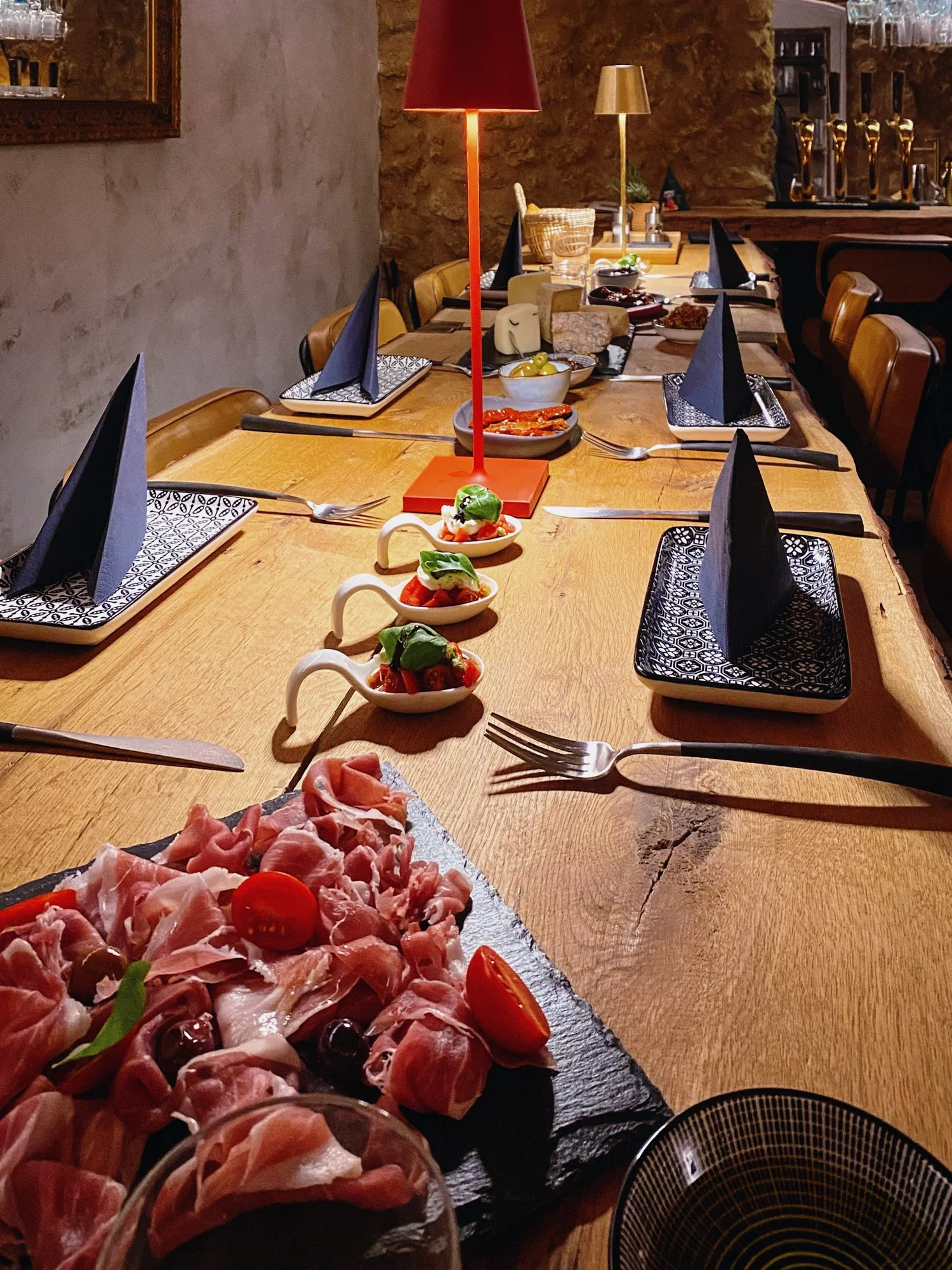 Gedeckter Tisch mit Speisen