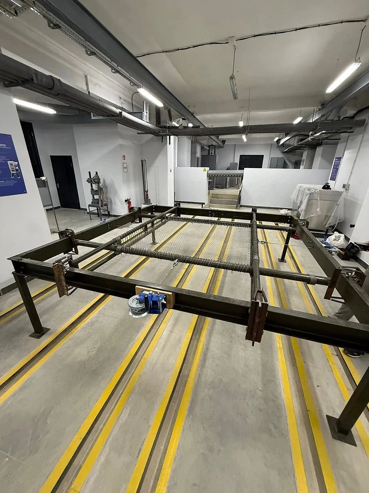 Laboratory test bench for X-Y-Z load testing