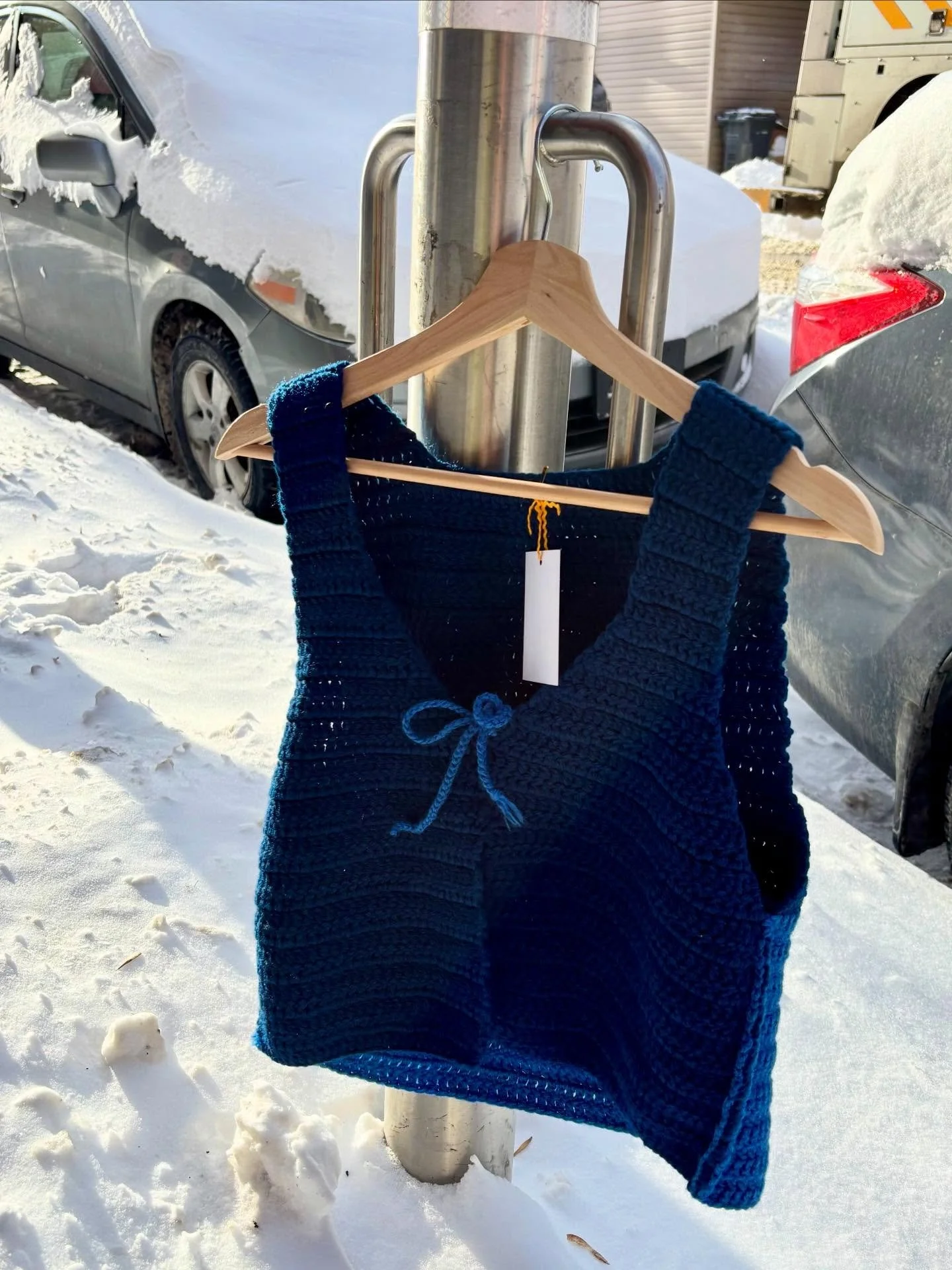 toujours plus de tricots 😮&zwj;💨 

🤎 Il ne reste qu'aujourd'hui et dimanche pour venir profiter du pop-up 916 (et tout est &agrave; 30% de rabais!) 🤎