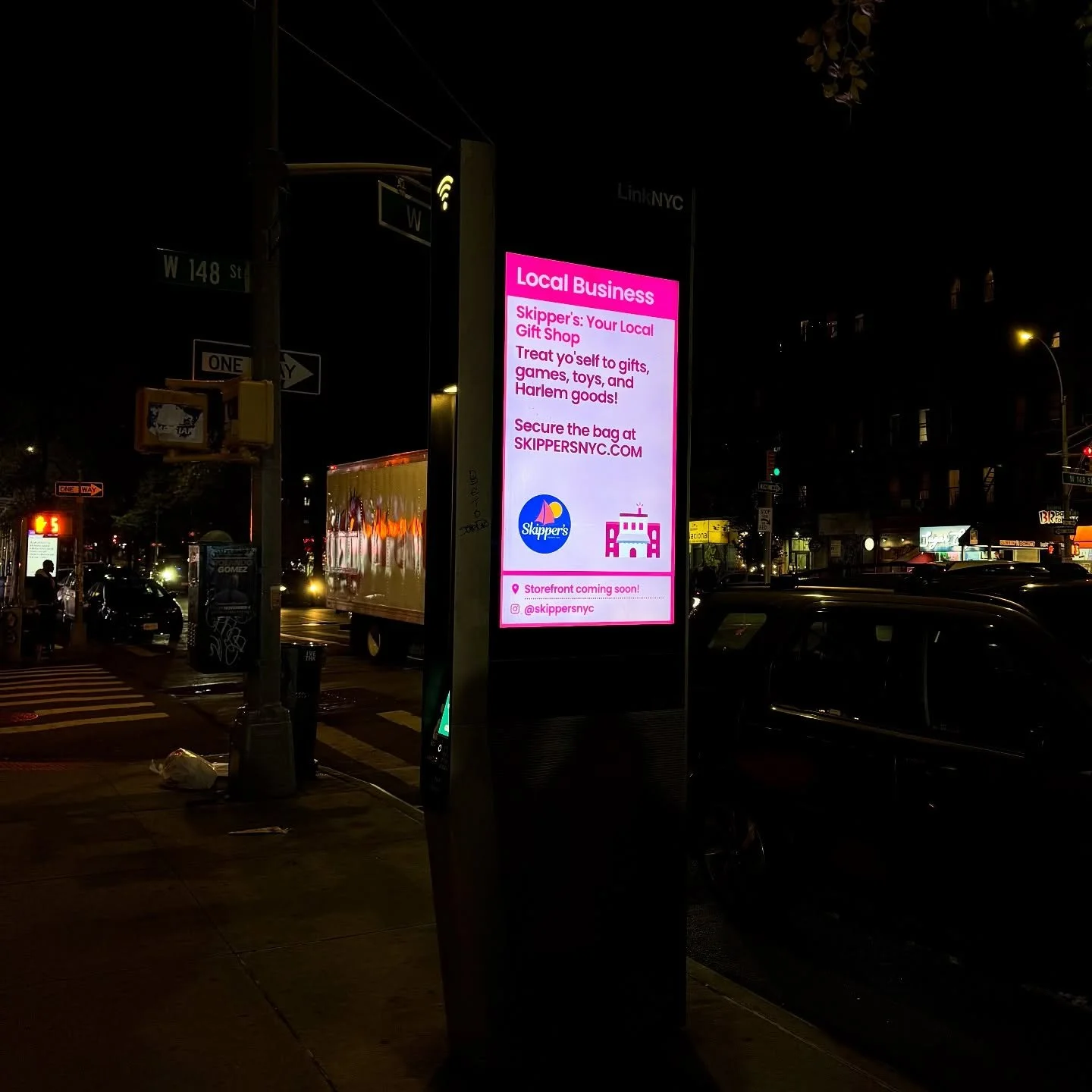 No better feeling than seeing @skippersnyc ads in the wild! ⛵️ We now offer local delivery in the five boroughs! Make sure to check out what's new for fall at the 🔗 in bio!

#skippersnyc #giftshop #harlem #nycsmallbusiness #buylocal #shopsmall