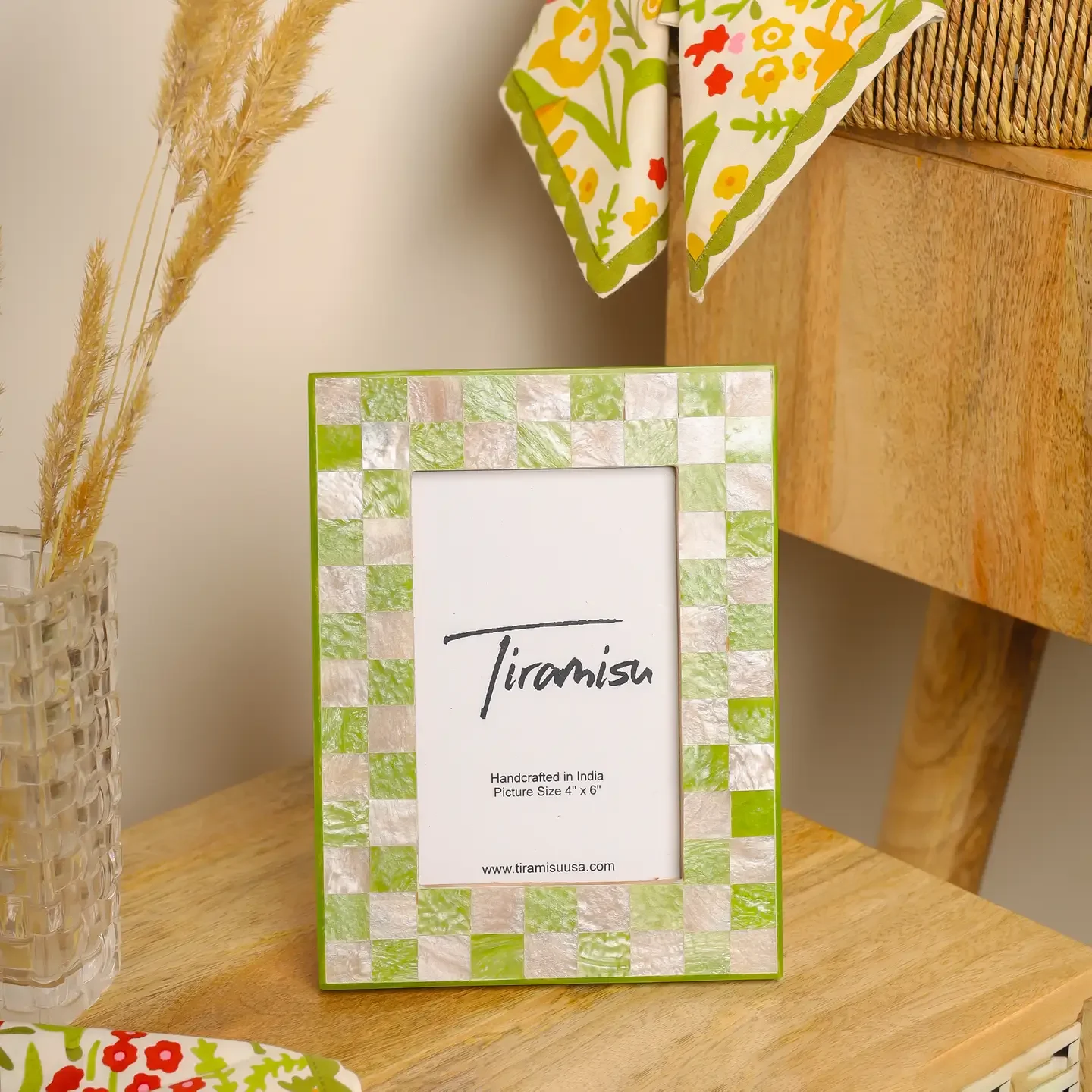 Verdant Vista: Green & Ivory Resin Picture Frame