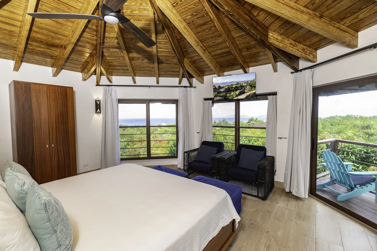 Private king suite with en-suite bathroom at Eden Waters Villa