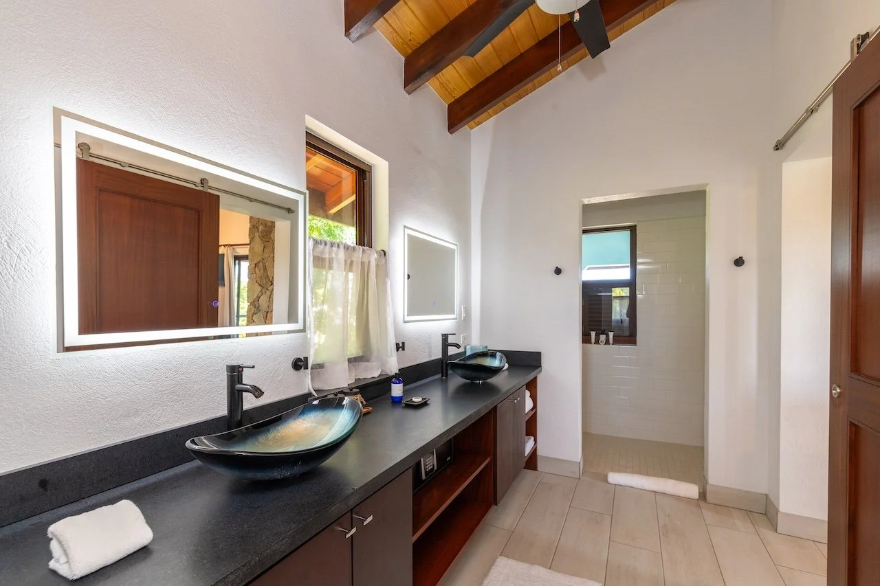 Private king suite with en-suite bathroom at Eden Waters Villa