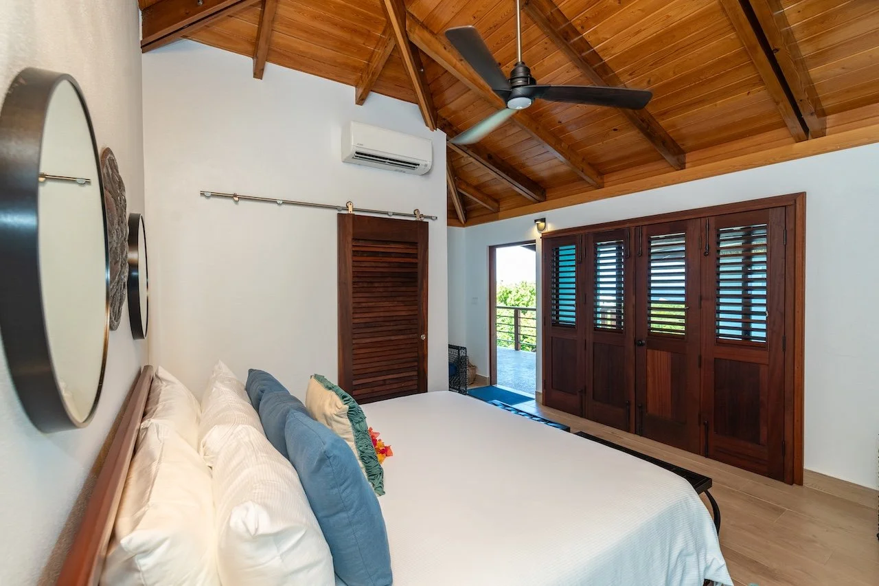 Private king suite with en-suite bathroom at Eden Waters Villa