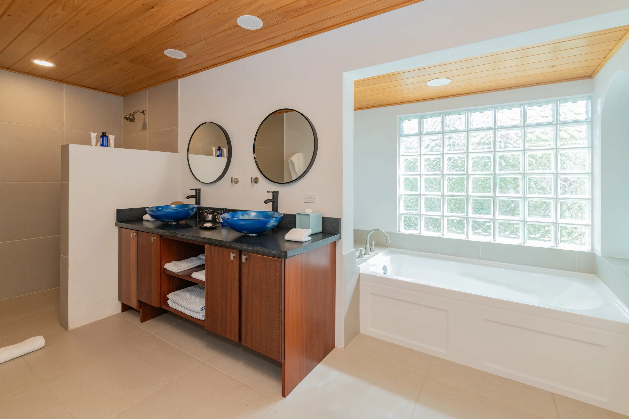 Private king suite with en-suite bathroom at Eden Waters Villa