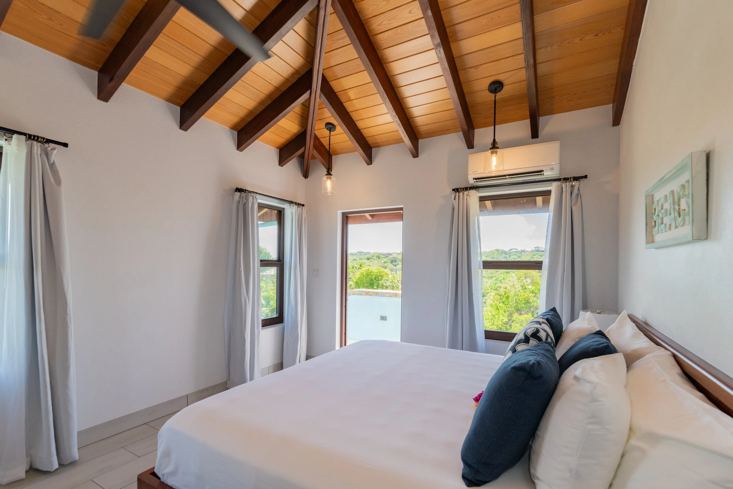 Private king suite with en-suite bathroom at Eden Waters Villa