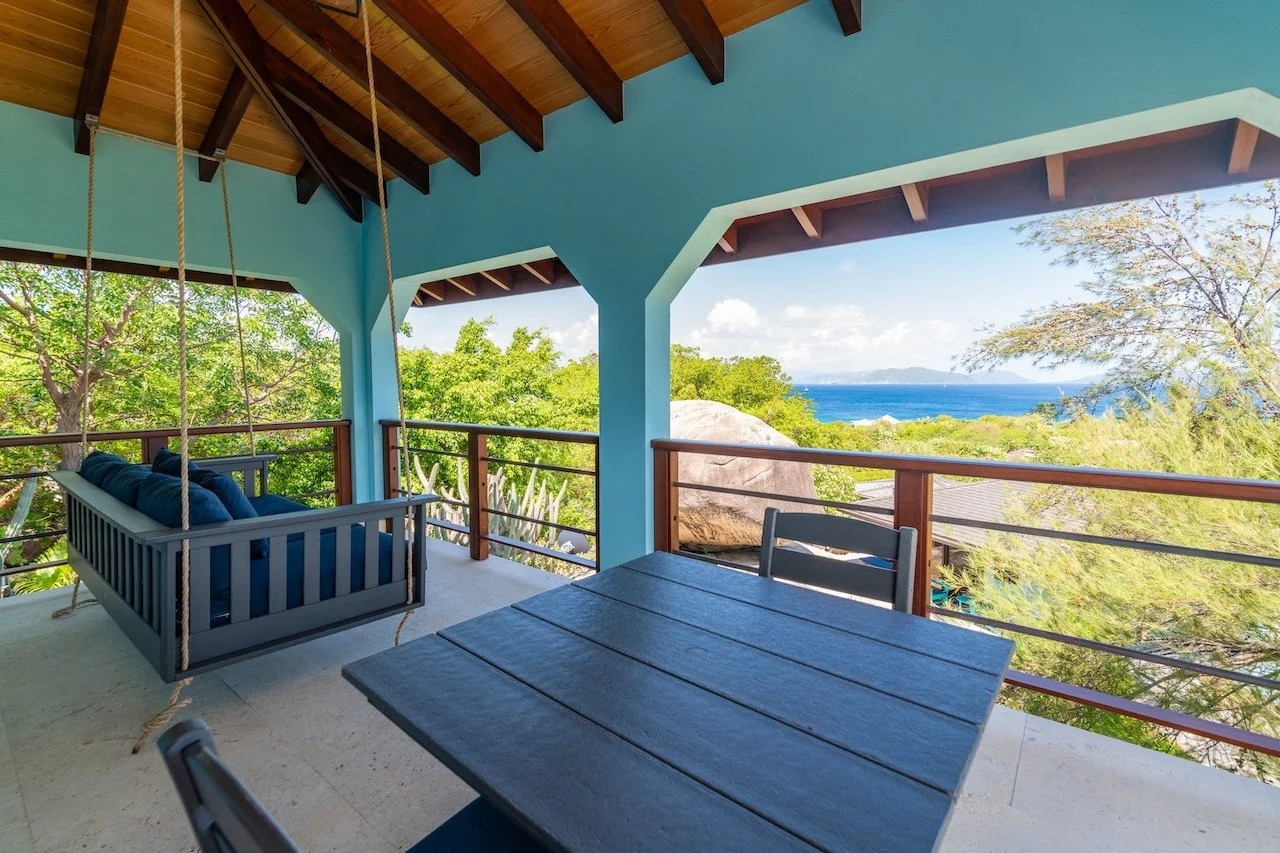 Private king suite with en-suite bathroom at Eden Waters Villa