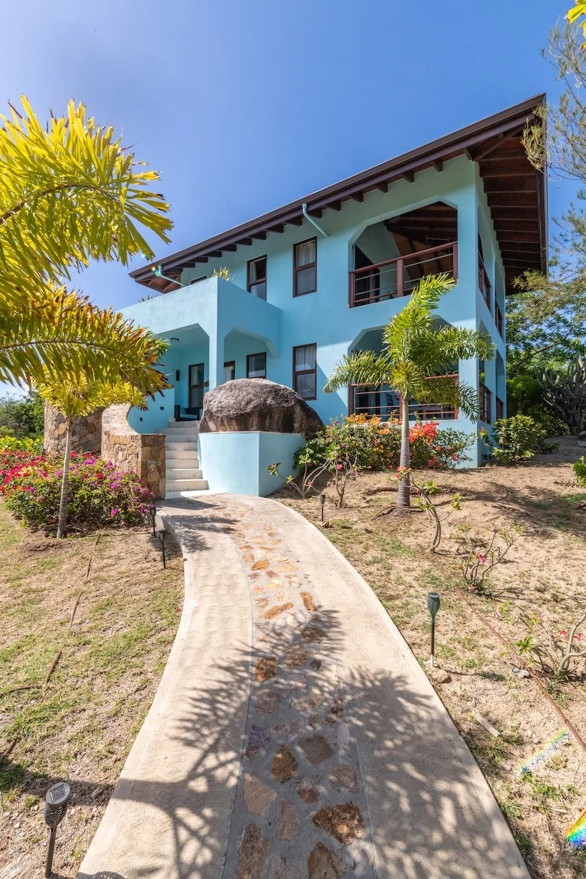 Private king suite with en-suite bathroom at Eden Waters Villa