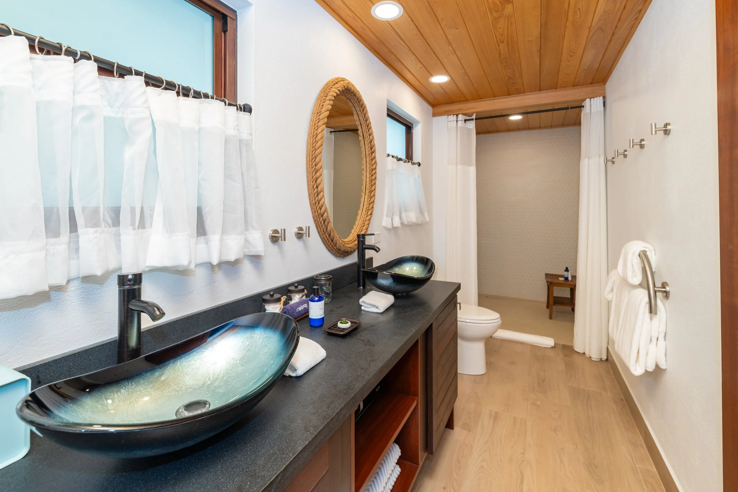 Private king suite with en-suite bathroom at Eden Waters Villa