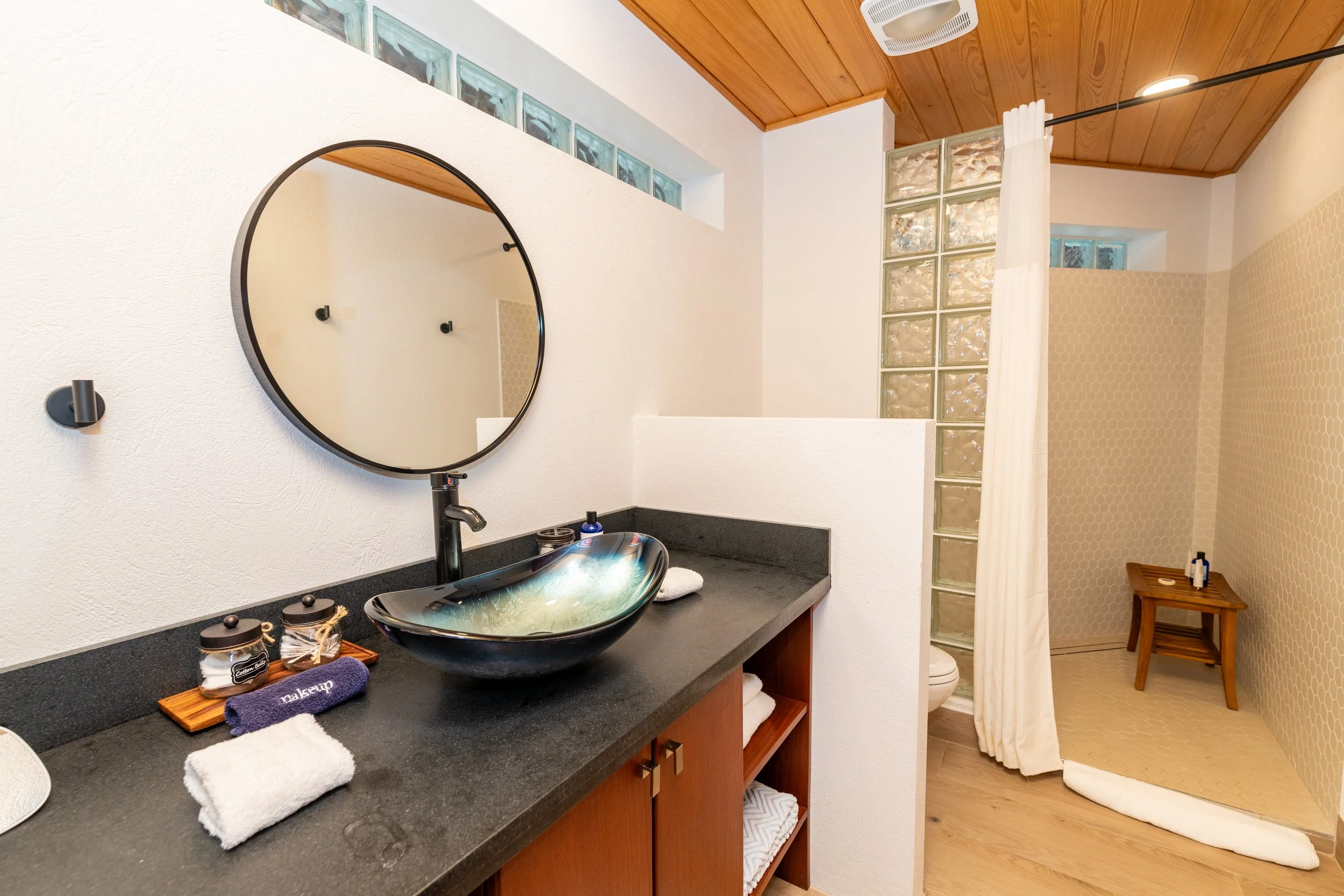 Private king suite with en-suite bathroom at Eden Waters Villa