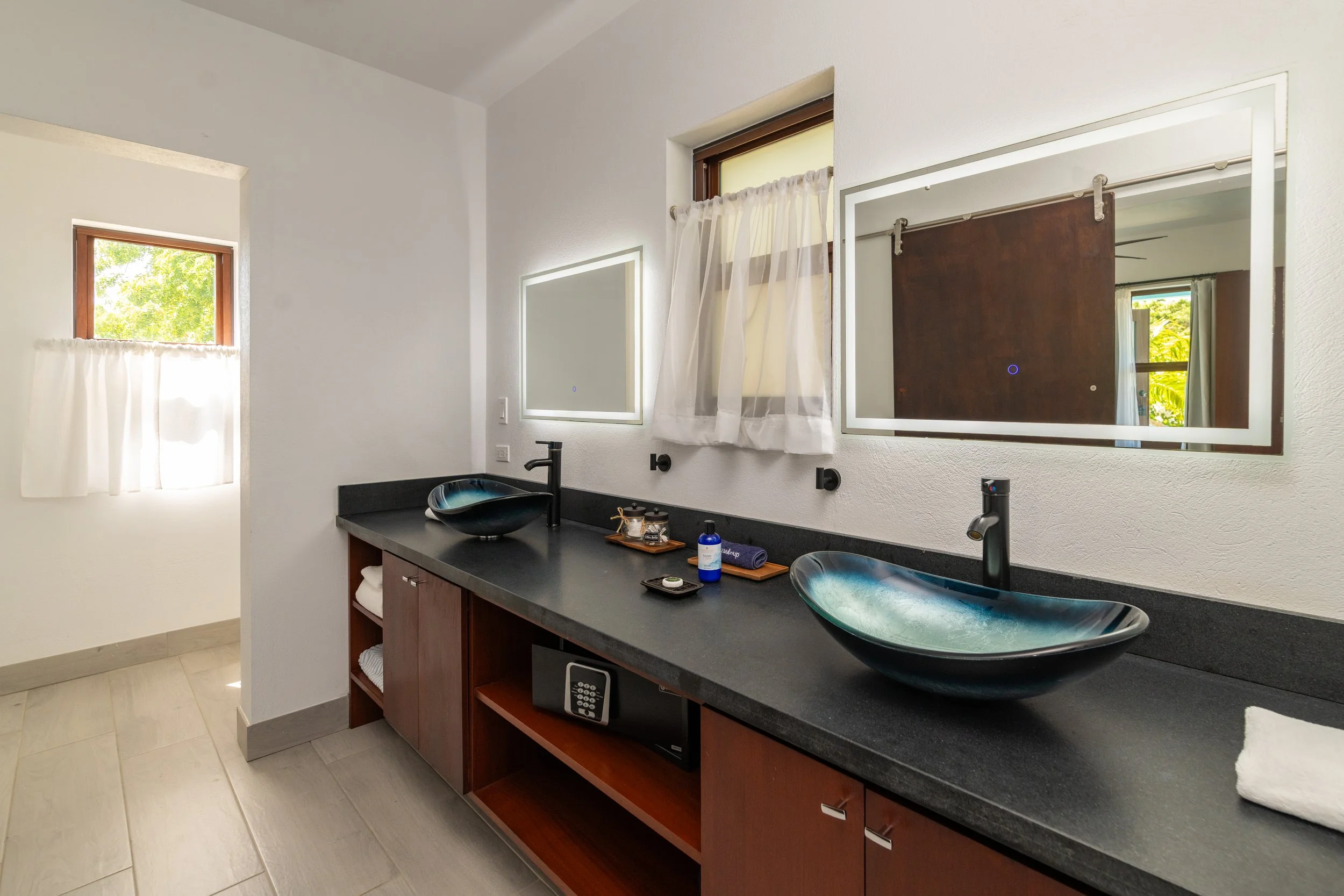 Private king suite with en-suite bathroom at Eden Waters Villa