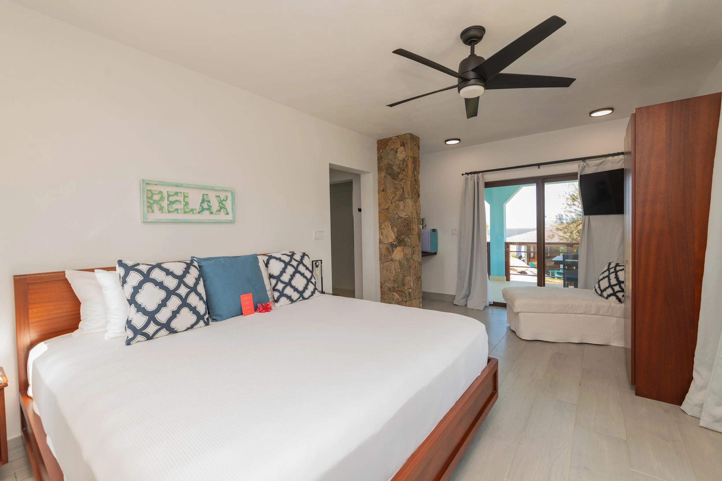 Private king suite with en-suite bathroom at Eden Waters Villa