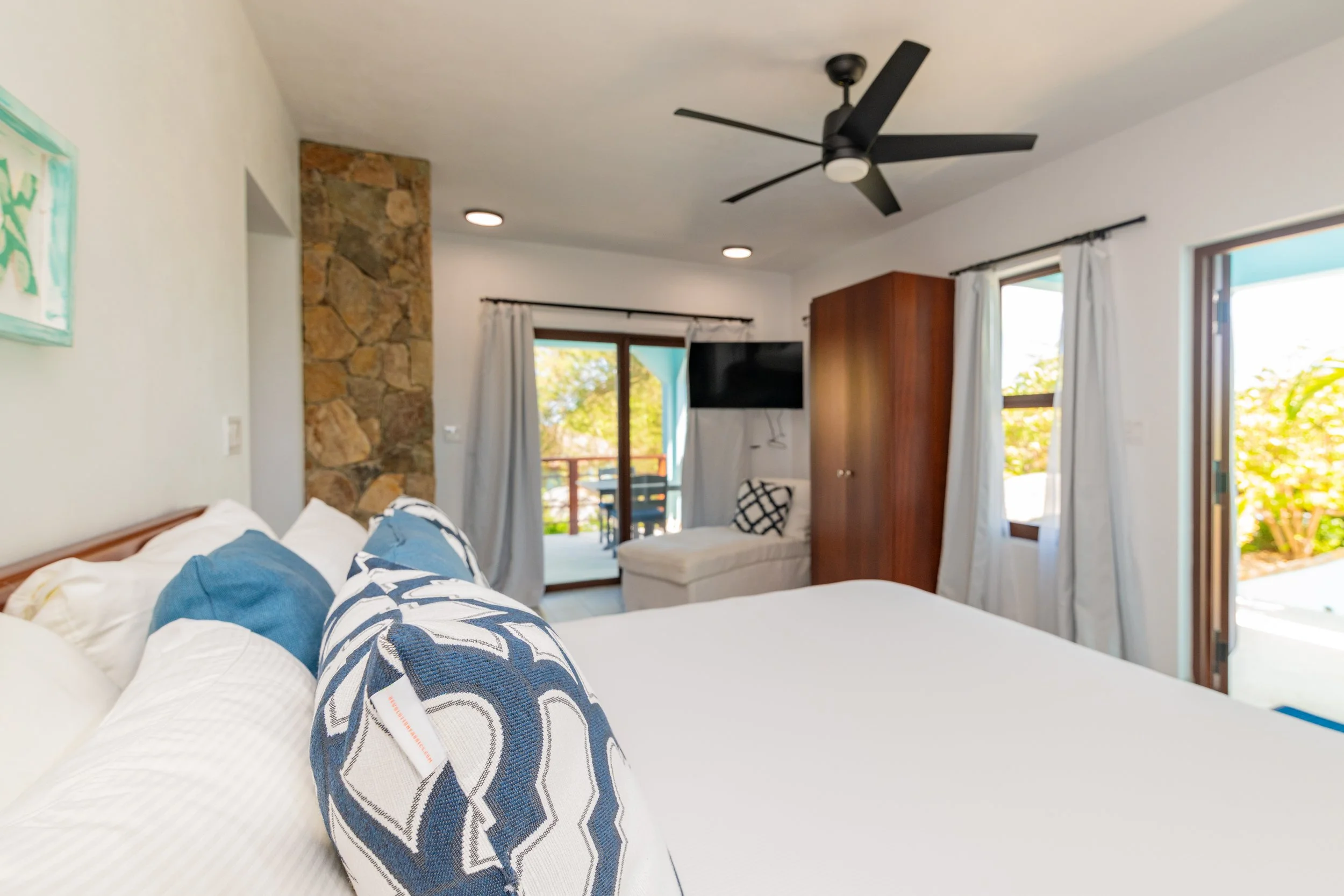 Private king suite with en-suite bathroom at Eden Waters Villa