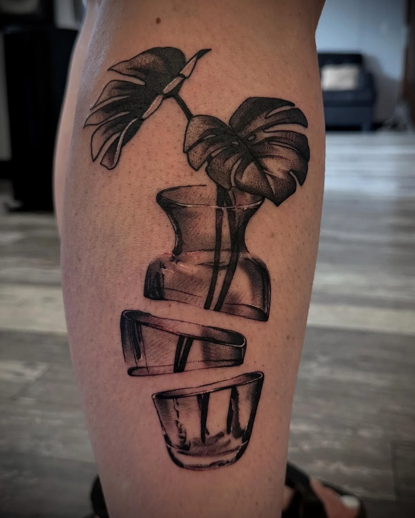 Fun one for @shelbk_bg 

#whipshade #vase #broken #monstera #monsteradeliciosa #monsteratattoo #blackandgrey #blackandgreytattoo #plant #planttattoo