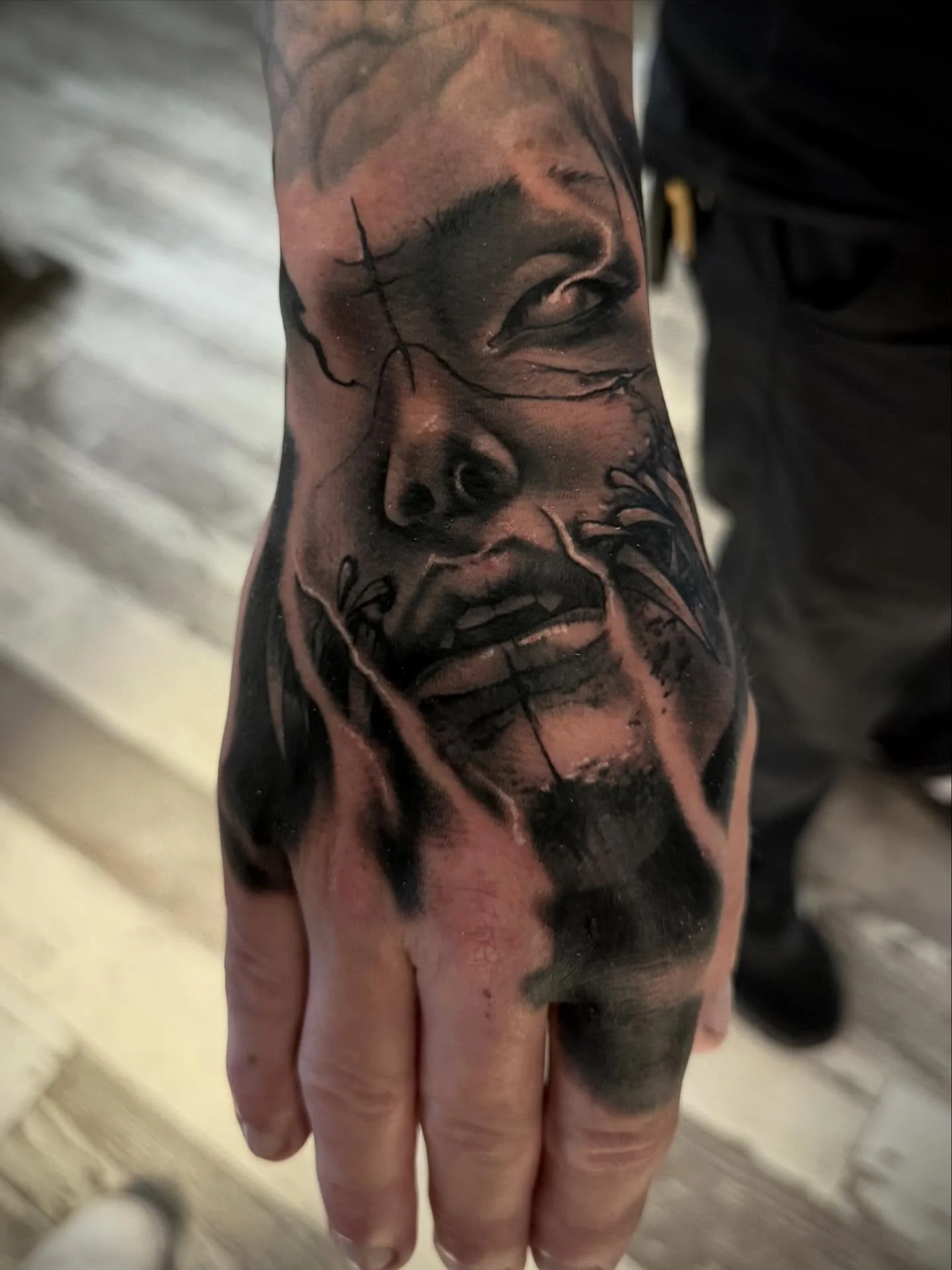 Such a fun day doing this for Randy.

#hand #handtattoos #blackandwhite #blackandgreytattoos #blackandgreytattoo #blackandgreyrealism #realismtattoo #horror #horrortattoo #jobstopper #fyp #tattoosnob #black #blackwork #fkirons #hustlebutterdeluxe #yc