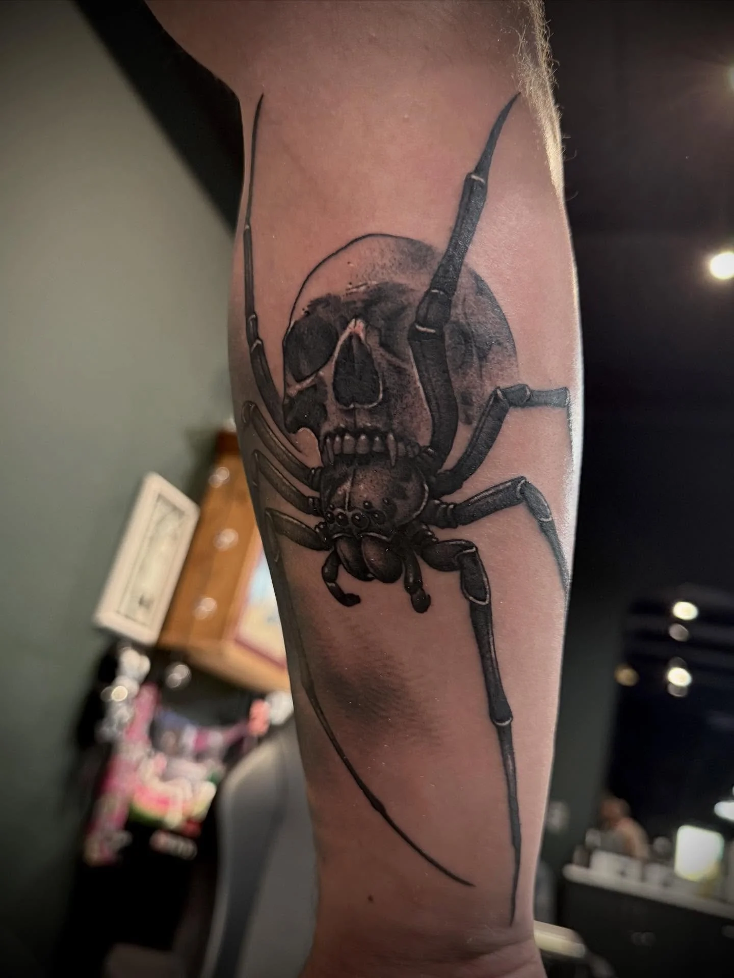 Fun spider to fill an awkward gap.

#spider #spidertattoo #skullspider #skulltattoo #blackandgrey #blackandgreytattoo #whipshade #armtattoo #tattoo #tattooed @tattoosnob #black