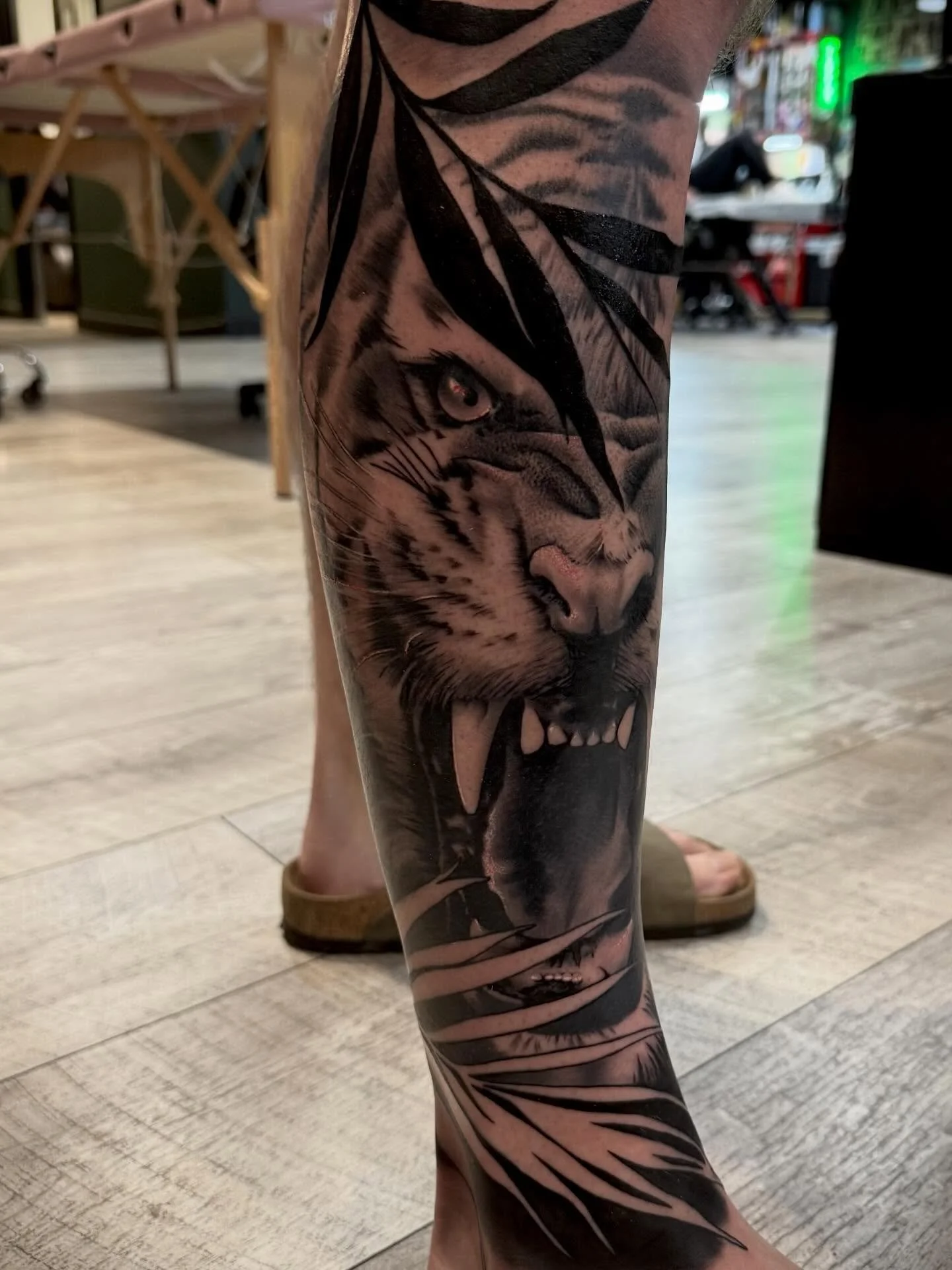 A little tiger action for my friend @dbrock_22 

#tiger #tigertattoo #legtattoo #blackandwhite #blackandgreytattoos #negativespace #realism #realismtattoo #blackandgreyrealism #yckth #fyp @tattoosnob @fkirons @hustlebutterdeluxe @pantheraink @blackcl