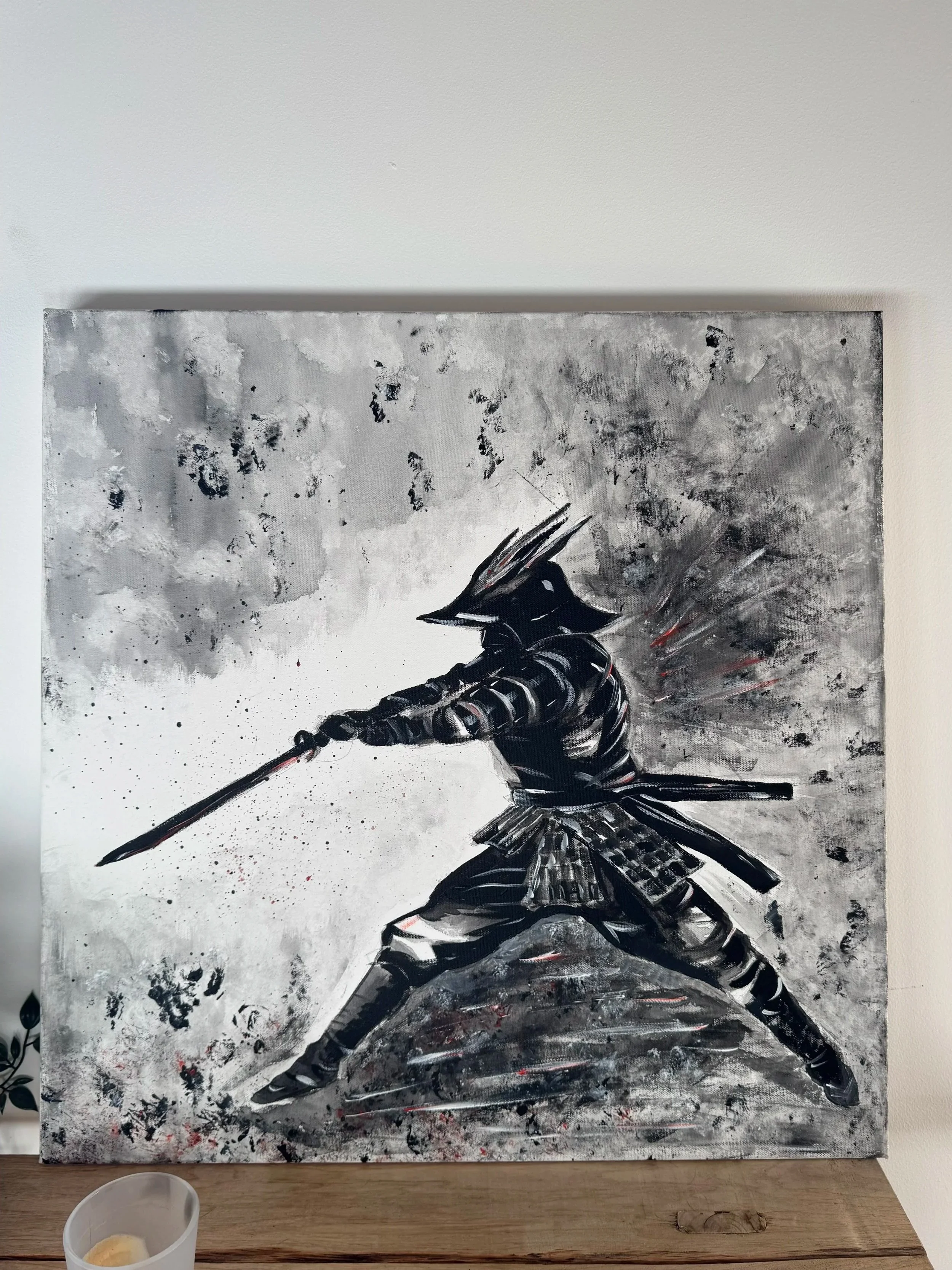 Peinture abstraite en noir et blanc représentant un oiseau avec un long bec, sur un fond texturé avec des éclaboussures de peinture.
