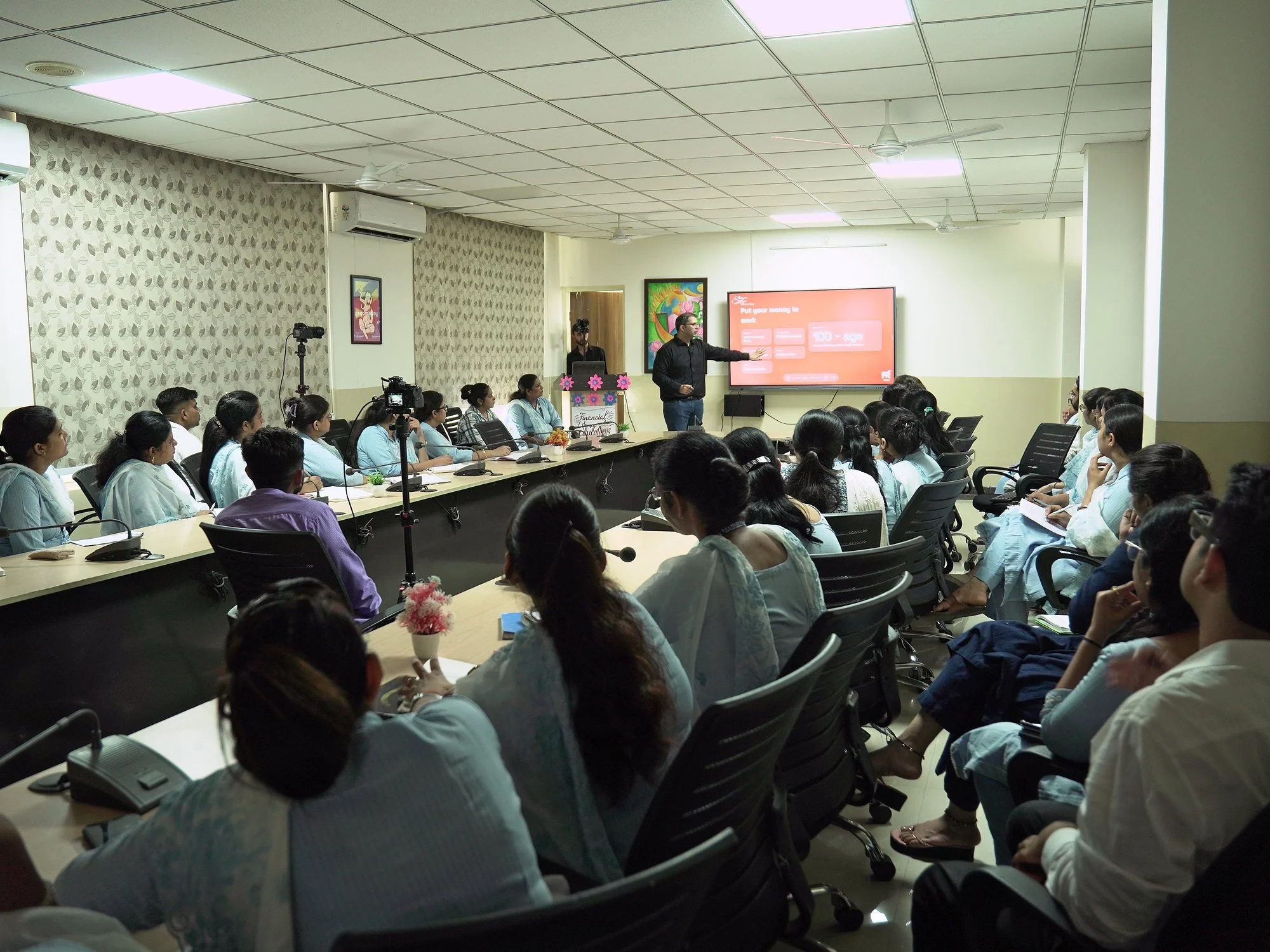 fr-talks-educators-dav-kaithal-21-full-room-put-your-money-to-work.jpg