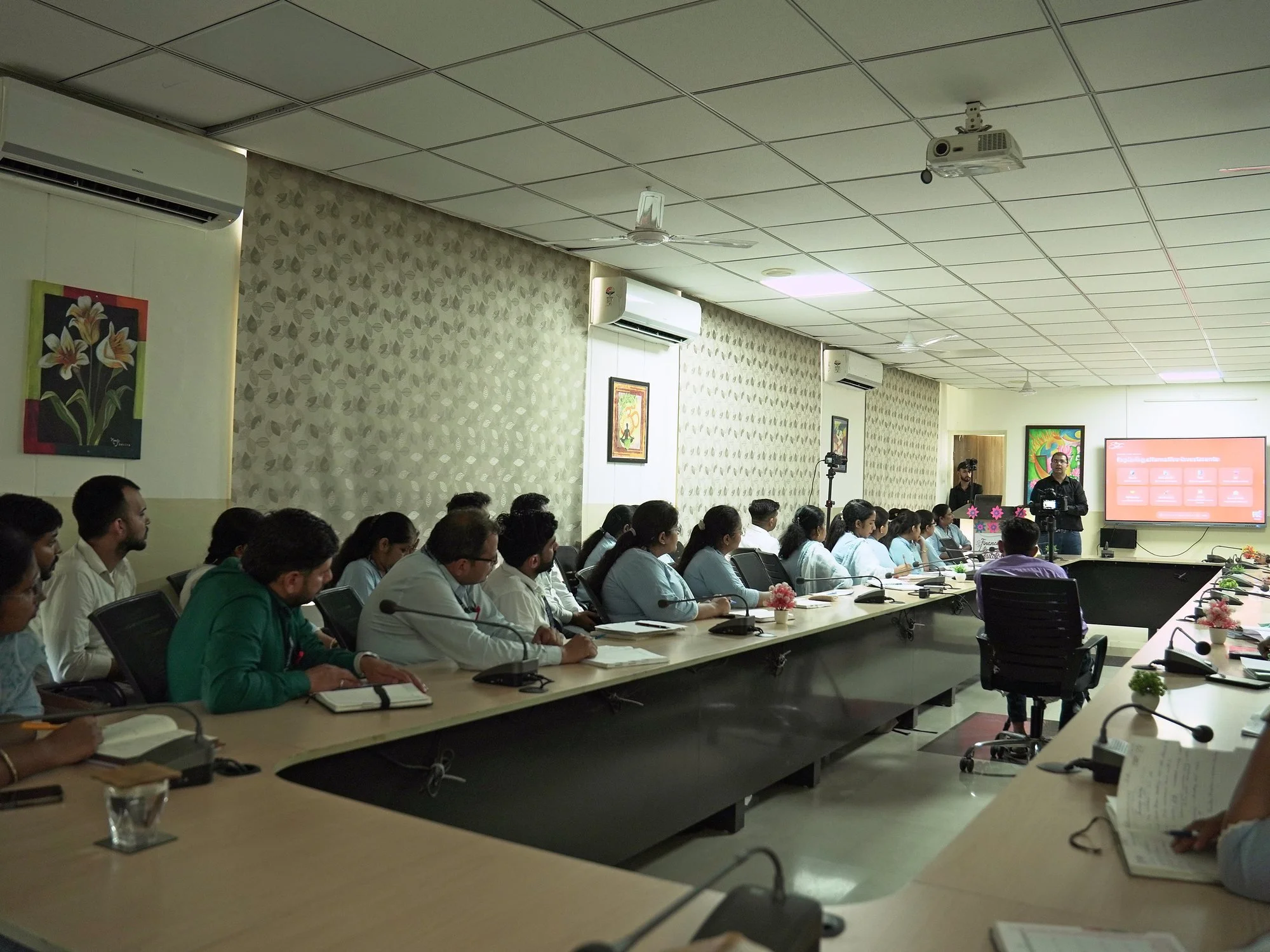 fr-talks-educators-dav-kaithal-22-full-room-alternative-investments.jpg