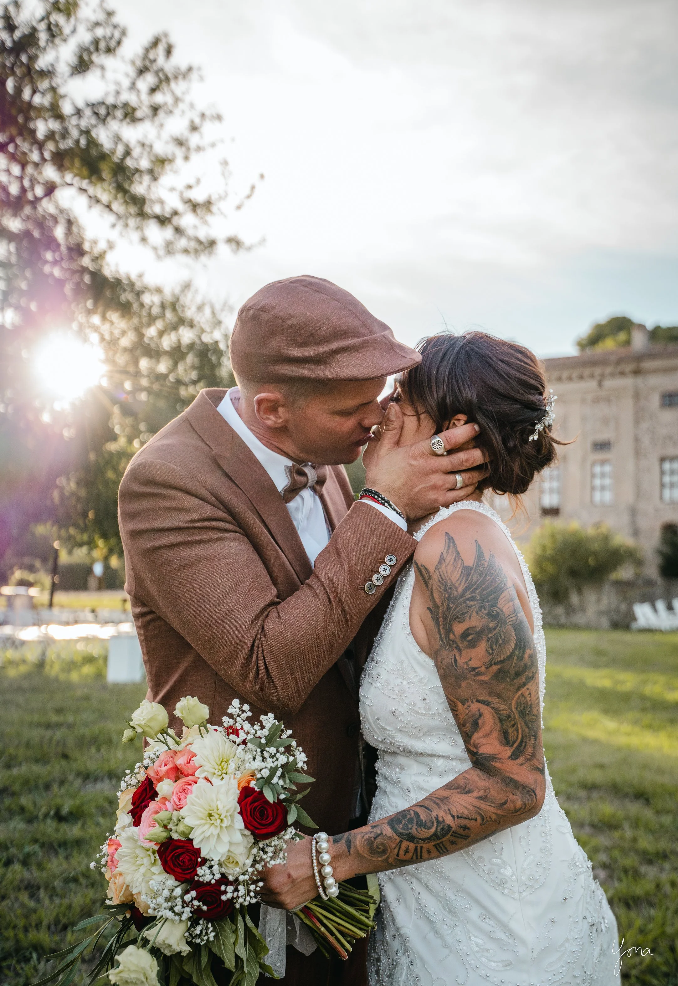 Un couple célébrant un mariage à l'extérieur, suivi d'une foule dansant lors d'un festival de musique en plein air.