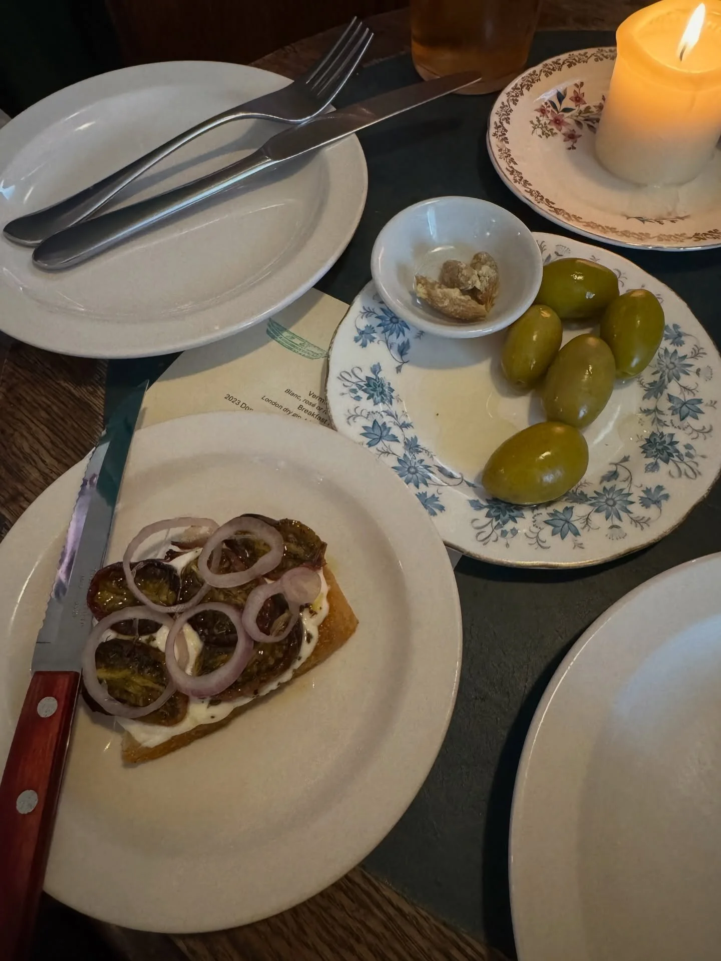 Love a small menu and a specials board&hellip;reminds me of being in France, and asking the waiter what the plat de jour is. Simply one of the best pubs in London for food, with such a lovely vibe too✨ @thewatermans.arms in Barnes

To nibble on:
Mari