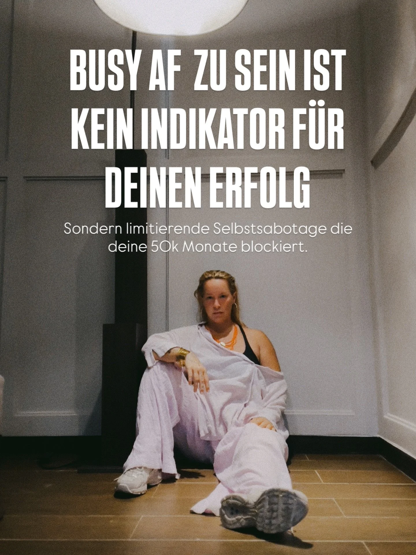 Denn es zeigt, dass dir gerade nicht klar ist wie du dein Business skalieren kannst, ohne dass dir alles um die Ohren fliegt 😮&zwj;💨 denn den meisten Queens die zu mir kommen geht es vorher genau so:

Du wachst auf, dein Handy ist schon in der Hand