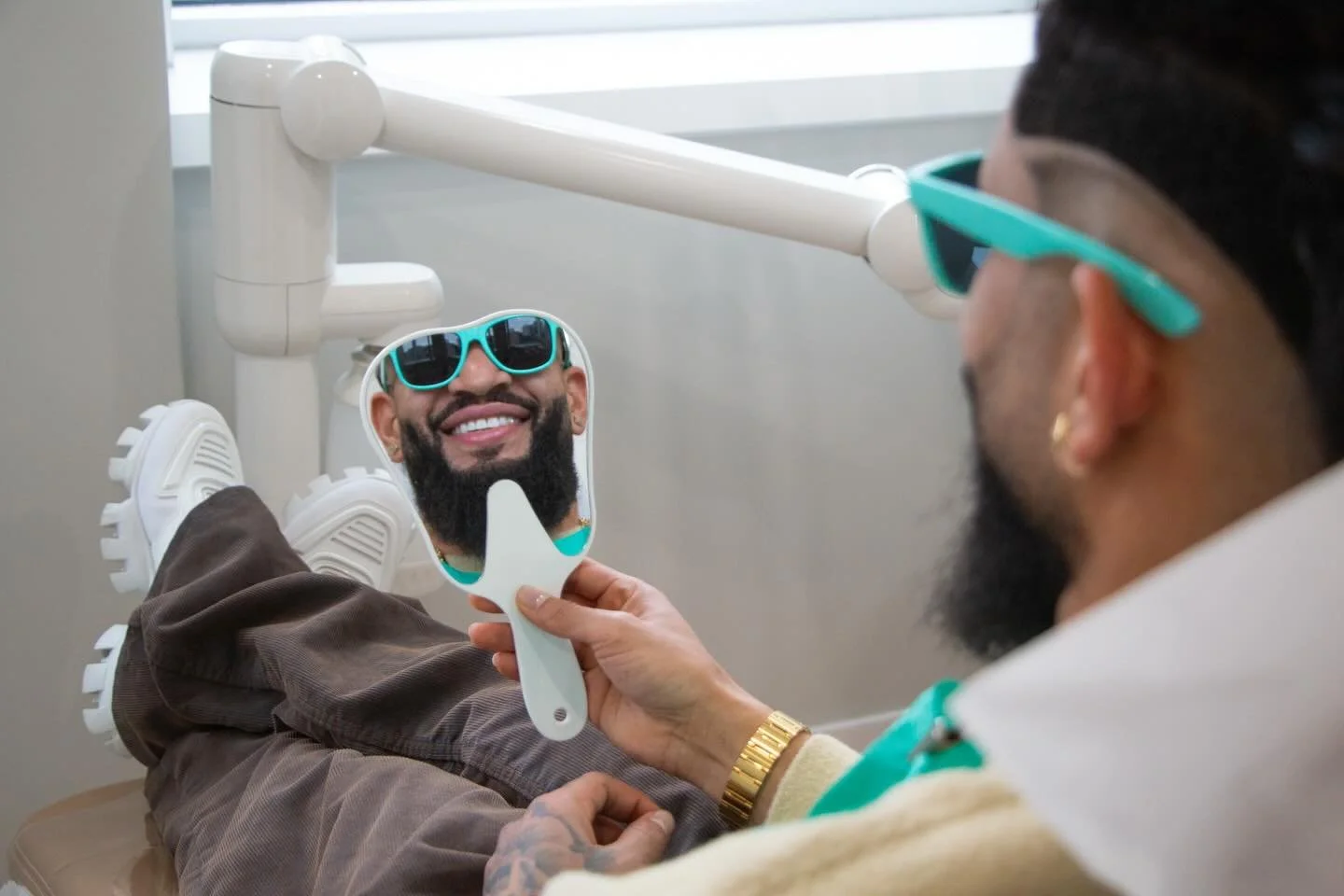 At Flossy we take your smile&mdash;and making you smile&mdash;seriously. Say goodbye to intimidating dental encounters and come experience the patient-centred care you deserve 🩵✨ We want our patients to feel comfortable, seen, and informed. 

📞 Cal