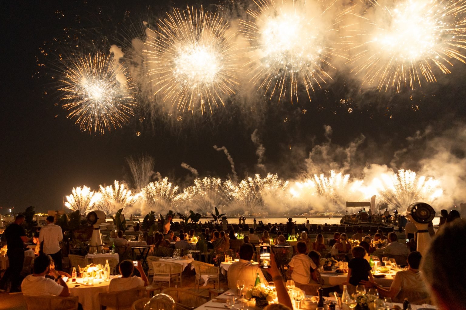 Festival d&rsquo;Art Pyrotechnique fireworks over the bay