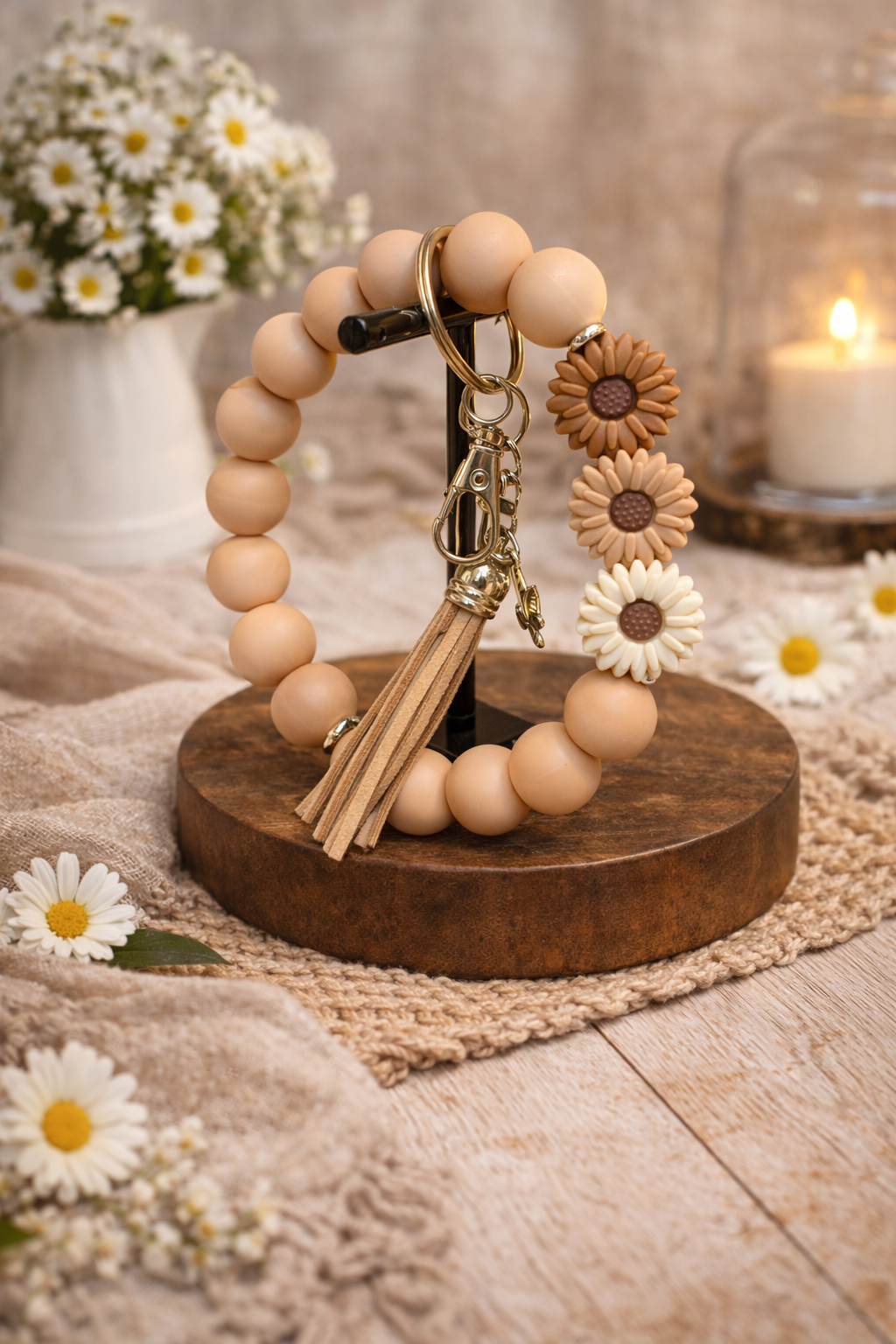 Farmhouse Daisy Bloom Wristlet Keychain.png