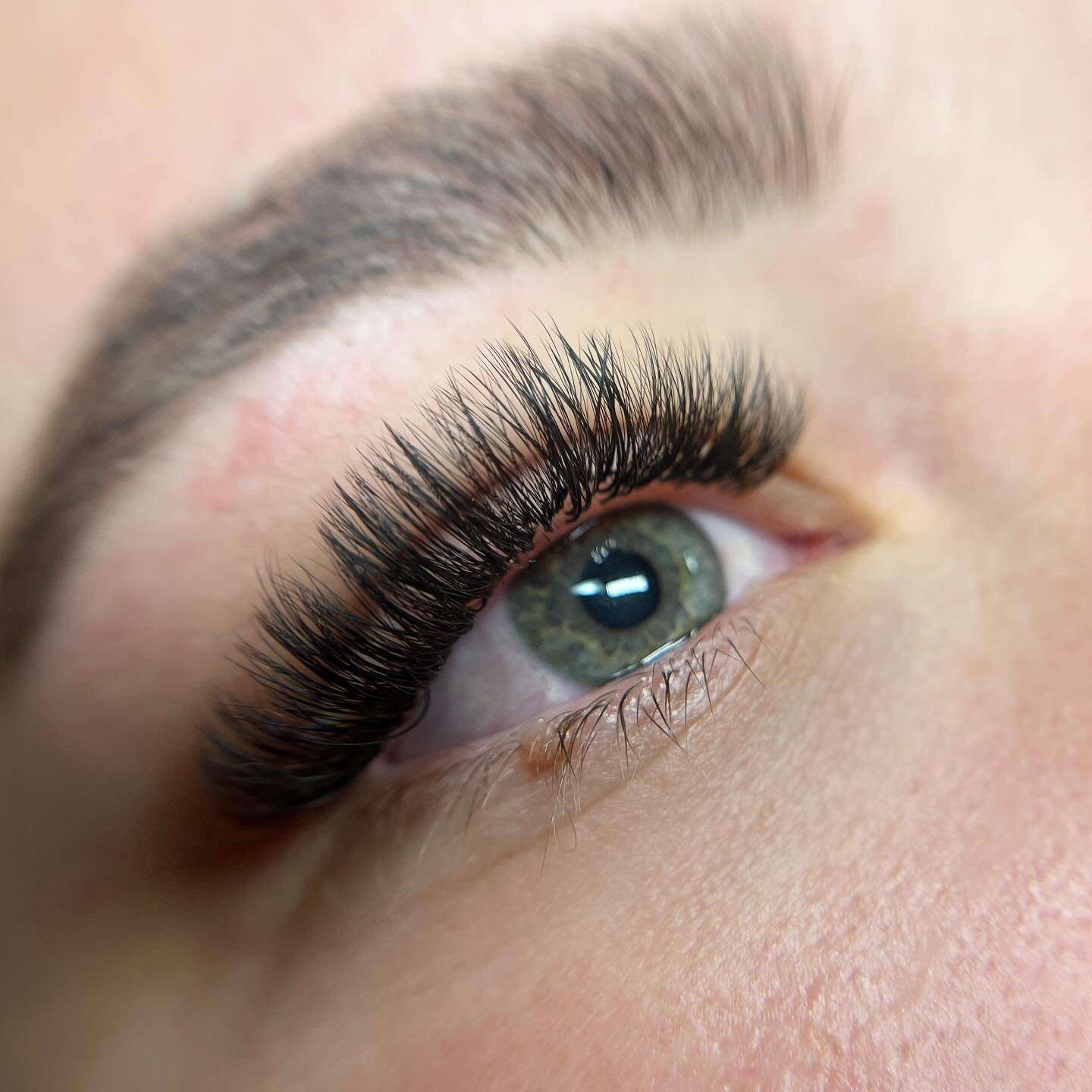We are loving this gorgeous set done by Laura 🤩 She is taking new clients; make sure to book with the link in our bio. #utahlashes #utahlashartist #borboleta #borboletapro #volumelashes