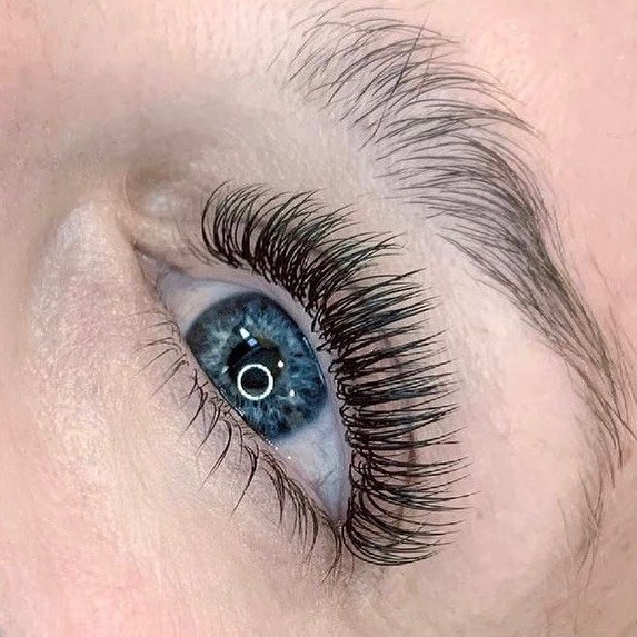 Starting Monday off with this classic set by owner, Kristie. Using Borboleta classic lashes in cc curl. #borboletabeauty #utahlashes #classiclashes