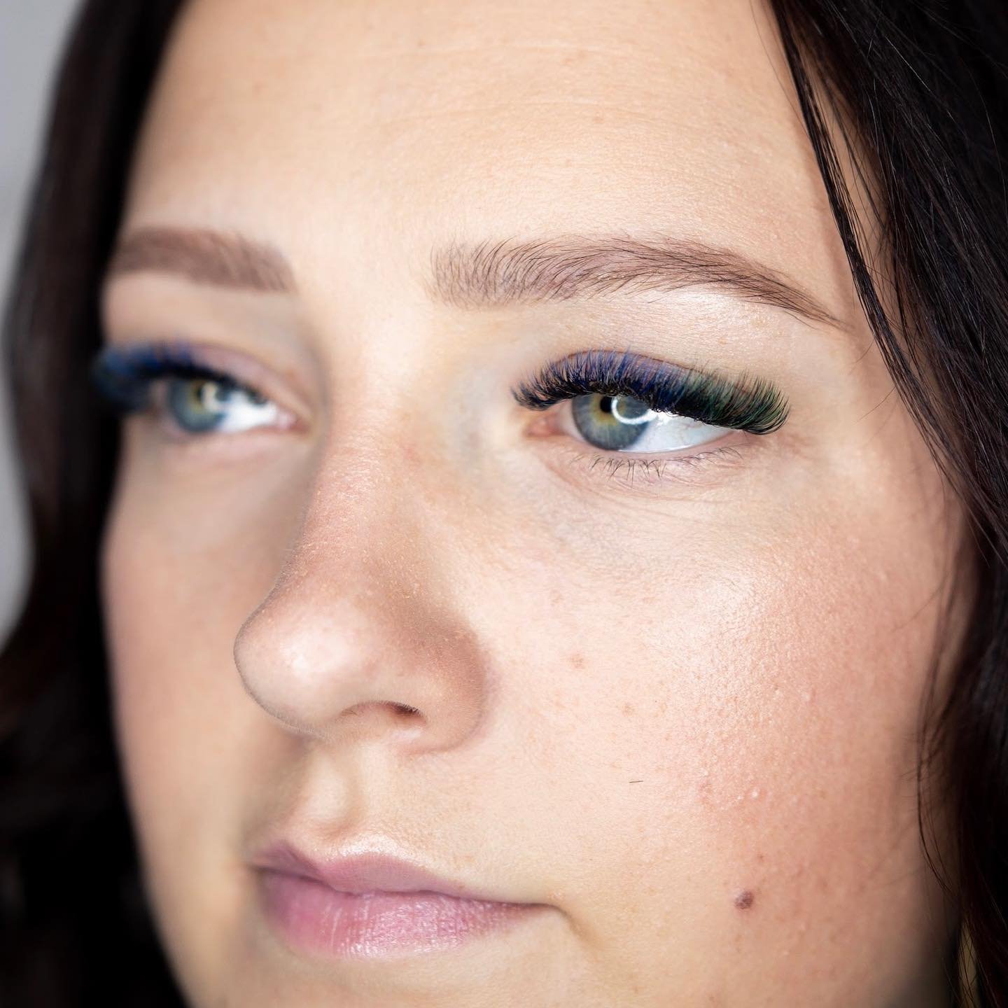 Volume lashes with a P O P of color! We love this set done by one of our owners, Lindsey. #borboletabeauty #volumelashes #utahlashes #utahlashartist #colorlashes #thelashavenue