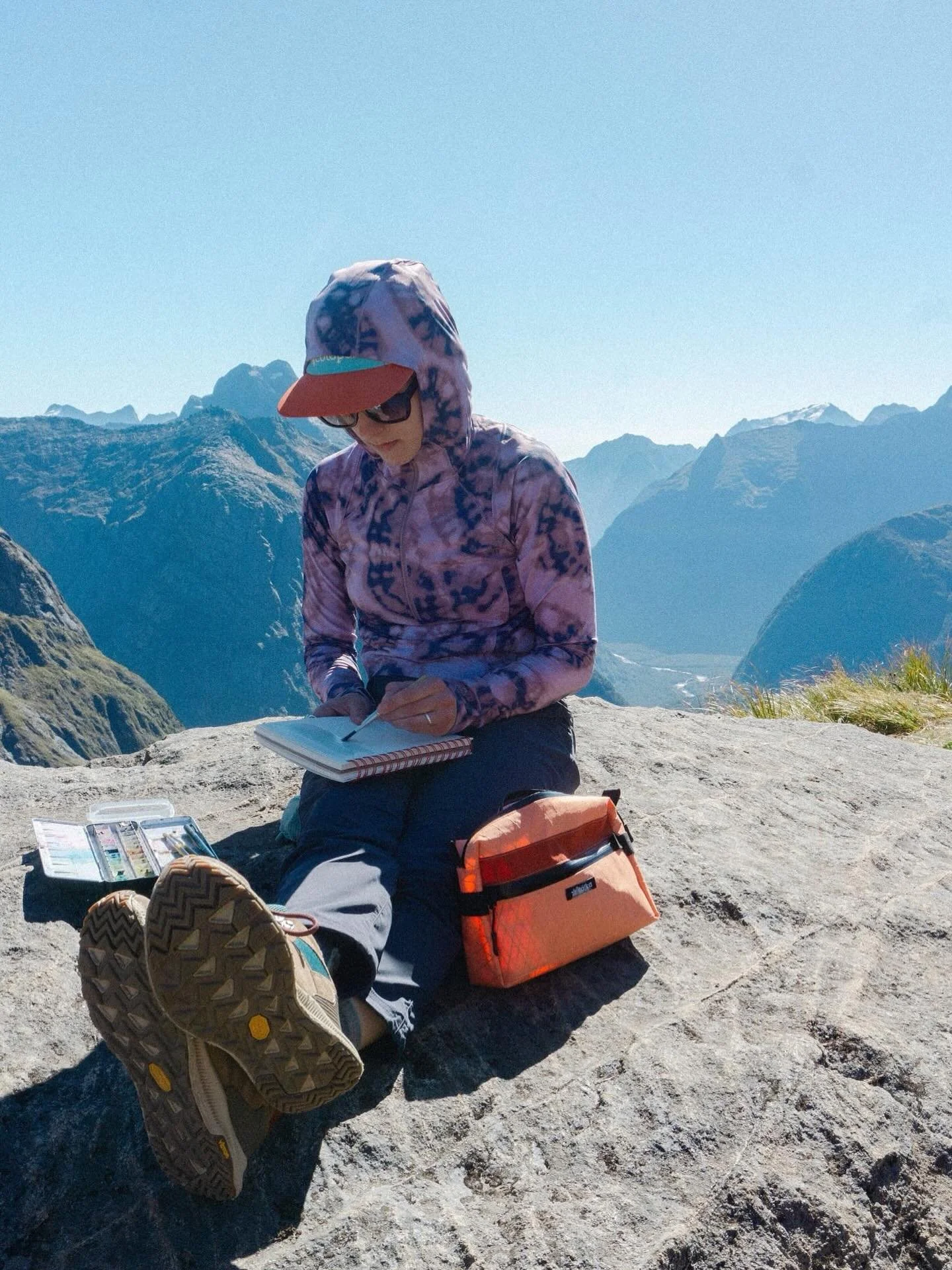 This Paintbrush Sling is living its best life during this mountain painting session! Love how everything stays organized so the artist can just focus on creating magic! ✨

#pleinairartist #newzealandtravel #salkadesigns #enpleinair