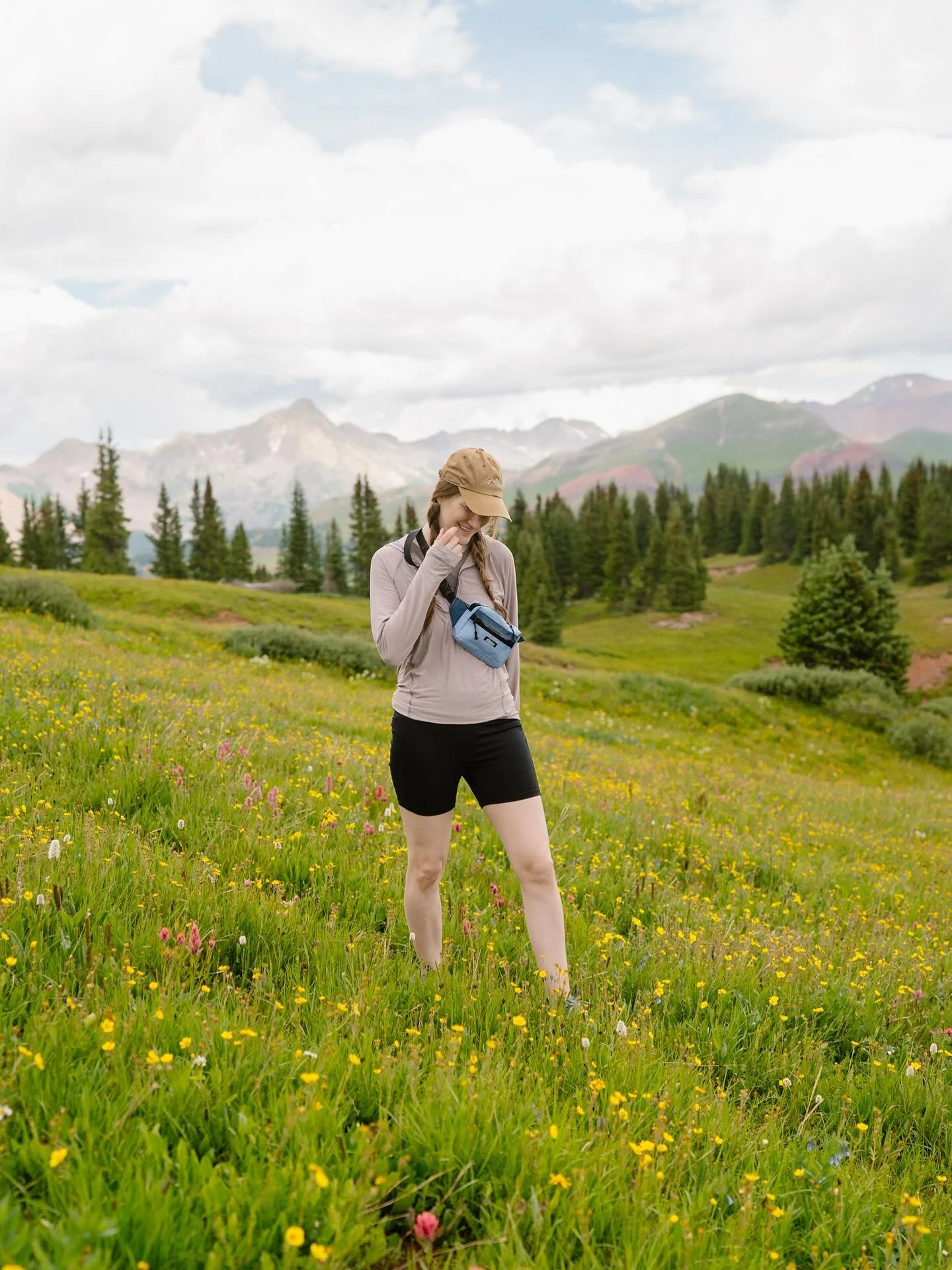 Mountains wildflowers and the Pika Sling - a match made in adventure heaven 🌻 🏔️ 

There&rsquo;s something so perfect about this little pouch among the mountain blooms - both small but mighty, bith bringing color to the adventure. 

Perfect for kee