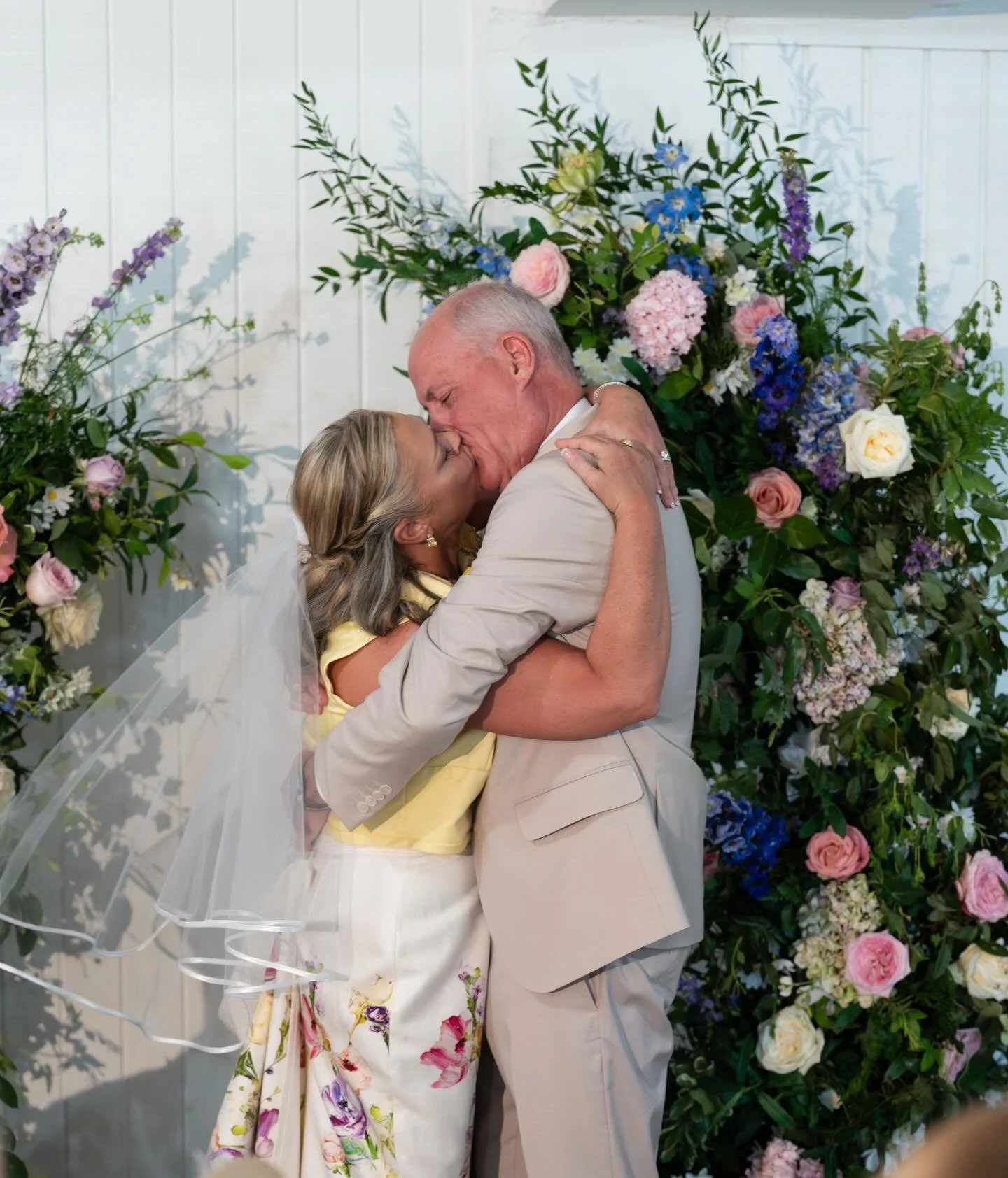 name a more dreamy backdrop to say I do in front of than this floral arch by @stonefloraldesignstudio 💐

📸: @wanderinghuesvideo 

#charlestonweddingplanner #charlestonevents #floralarch  #weddingflorals #stcyrsoirees