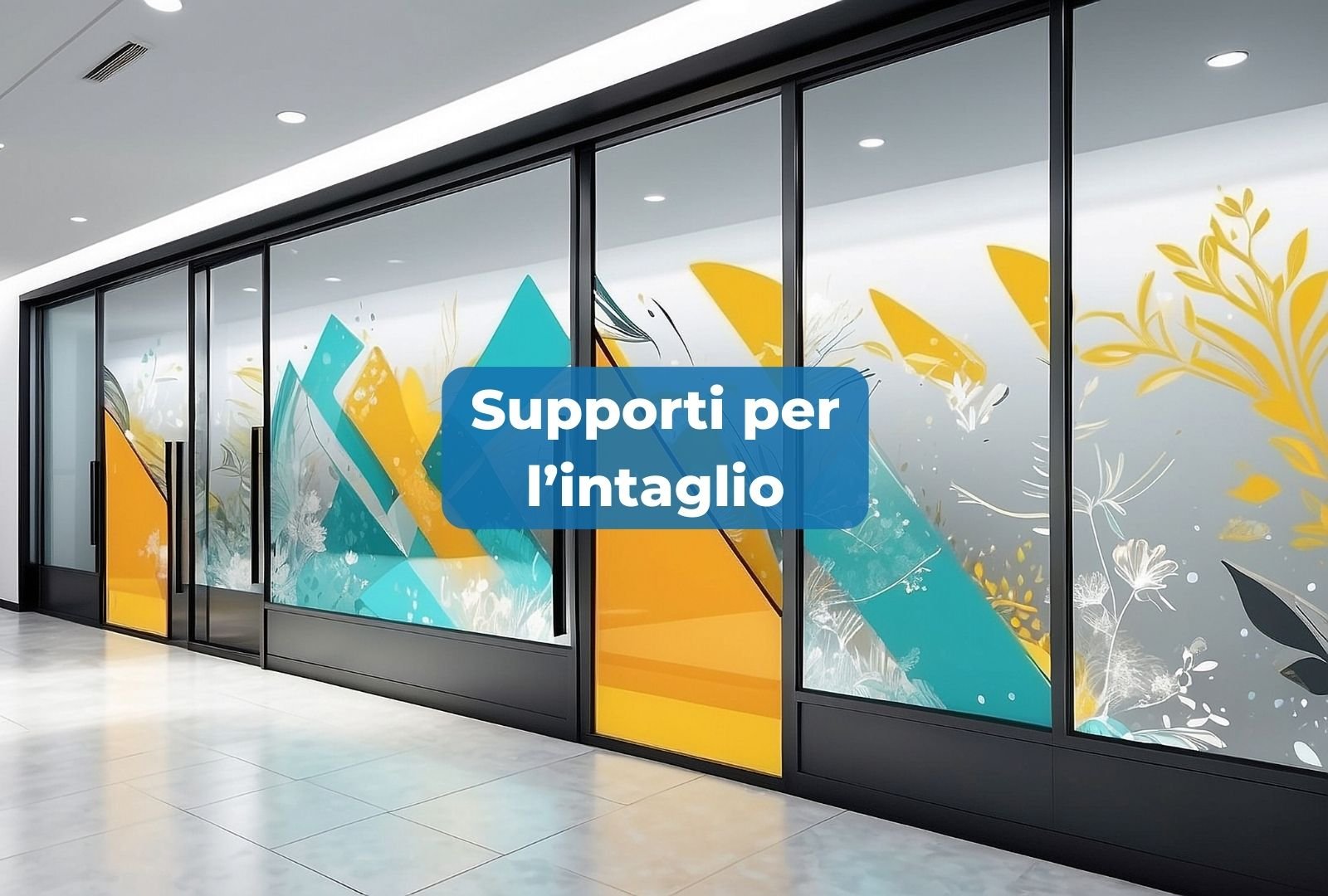 Vetrina di negozio con disegni astratti in colori giallo, blu e bianco e la scritta Supports per l’angolo.