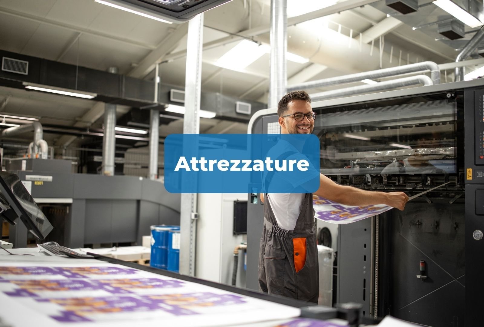 Un uomo felice lavora in un laboratorio di produzione di stampa, usando una stampante di grandi dimensioni, con un'etichetta blu con la parola 'Attrezzature'.