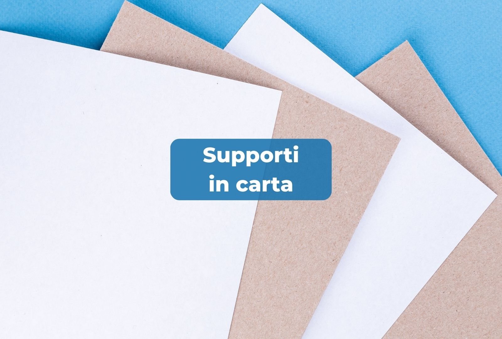 Supporti in carta di vari colori con testo 'Supporti in carta' scritto su di essi.
