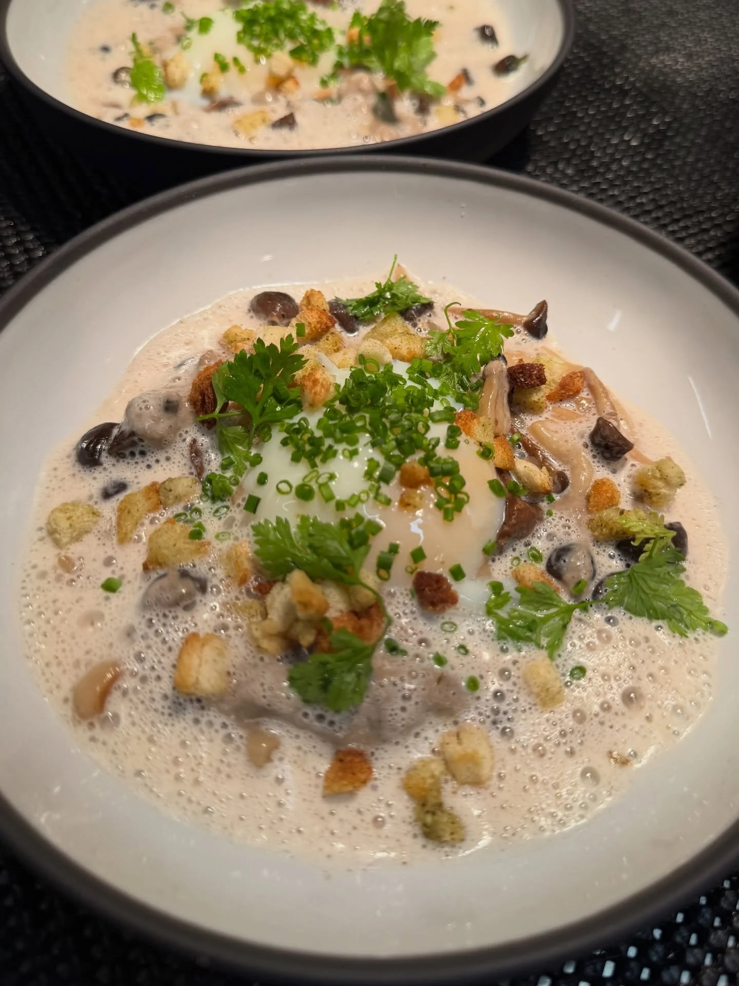 ✨ Nouveau mois, nouvelle carte ! ✨
La Table Vermorel &eacute;volue, se r&eacute;invente&hellip; et notre nouvelle carte fait son entr&eacute;e !

Aujourd&rsquo;hui, on vous pr&eacute;sente nos entr&eacute;es de saison :

🥗 Gravlax de truite - fra&ic