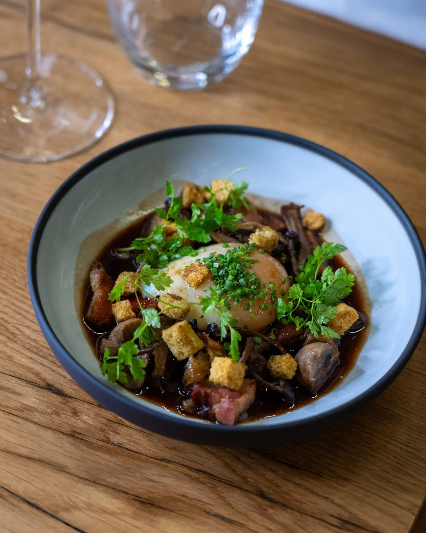 ✨ Nouvelle carte de d&eacute;cembre ✨

Avec l&rsquo;arriv&eacute;e de l&rsquo;hiver, notre carte &eacute;volue et c&eacute;l&egrave;bre une cuisine de saison, pr&eacute;cise et g&eacute;n&eacute;reuse.
Chaque assiette est pens&eacute;e comme un &eacu