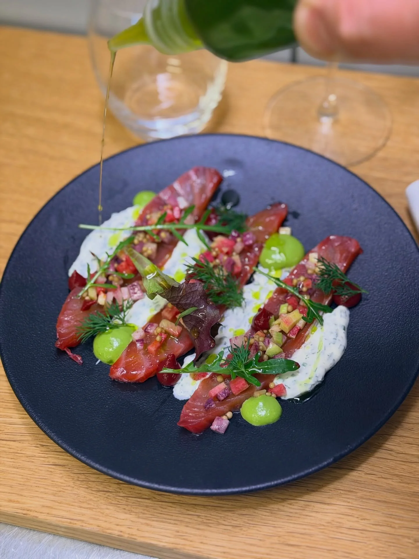 Notre Gravlax du saumon &agrave; la betterave! 🐟🫜 😋 
Vous avez jusqu&rsquo;&agrave; la fin du mois pour en profiter ;) 
#saumon #betterave #gravlax #yum #chef