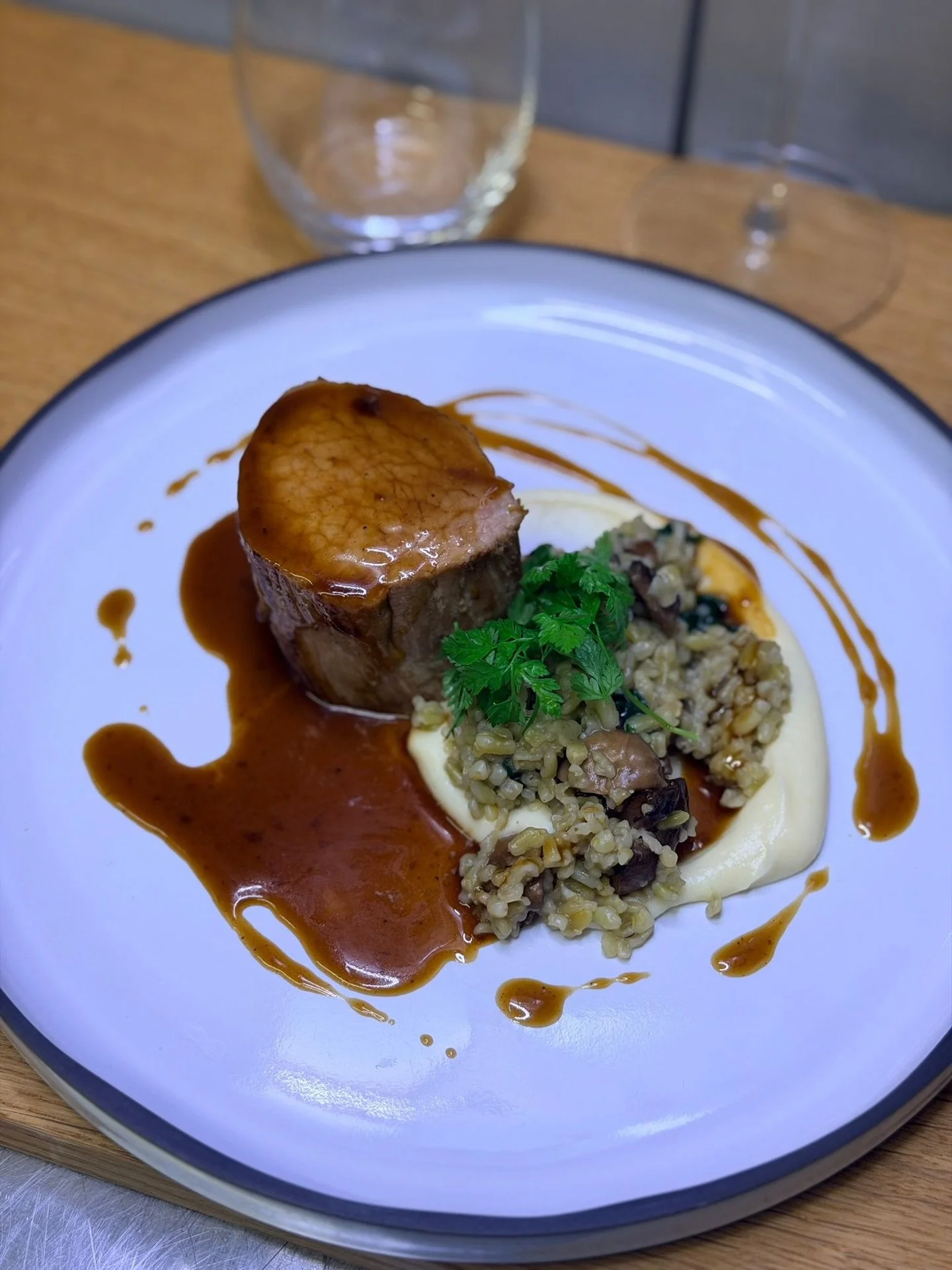 Encore quelques jours pour profiter de notre carte de f&eacute;vrier ✨

Notre plat de veau tout en douceur et en caract&egrave;re :
veau fondant, mousseline de panais onctueuse et freekeh (bl&eacute; vert) gourmand aux notes l&eacute;g&egrave;rement 