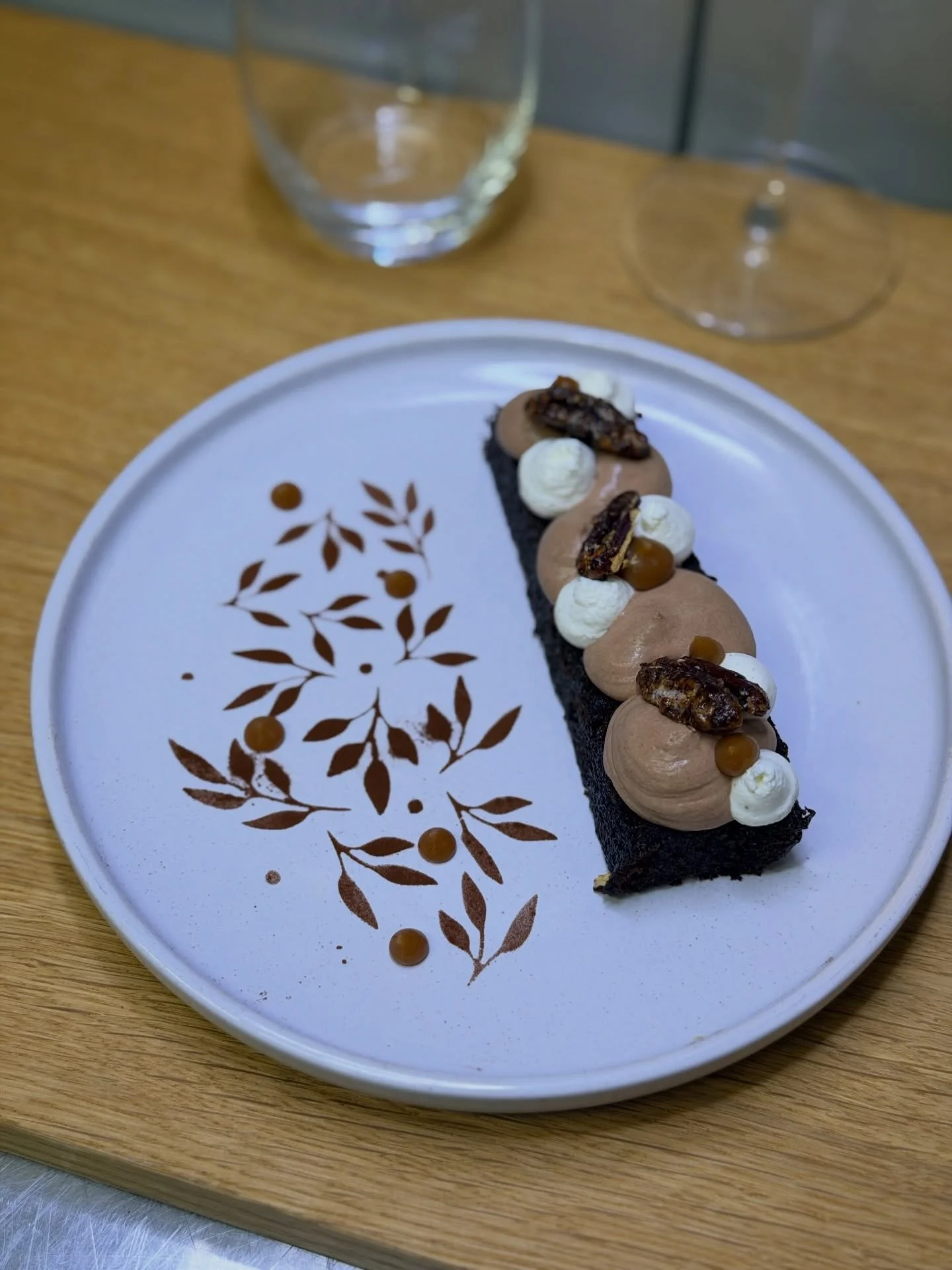 Encore quelques jours pour profiter de notre carte de f&eacute;vrier&hellip; et de notre g&acirc;teau au chocolat fa&ccedil;on Kinder delice 🍫✨

Un dessert tout en gourmandise :
chocolat intense, ganache chocolat, chantilly et cette touche r&eacute;