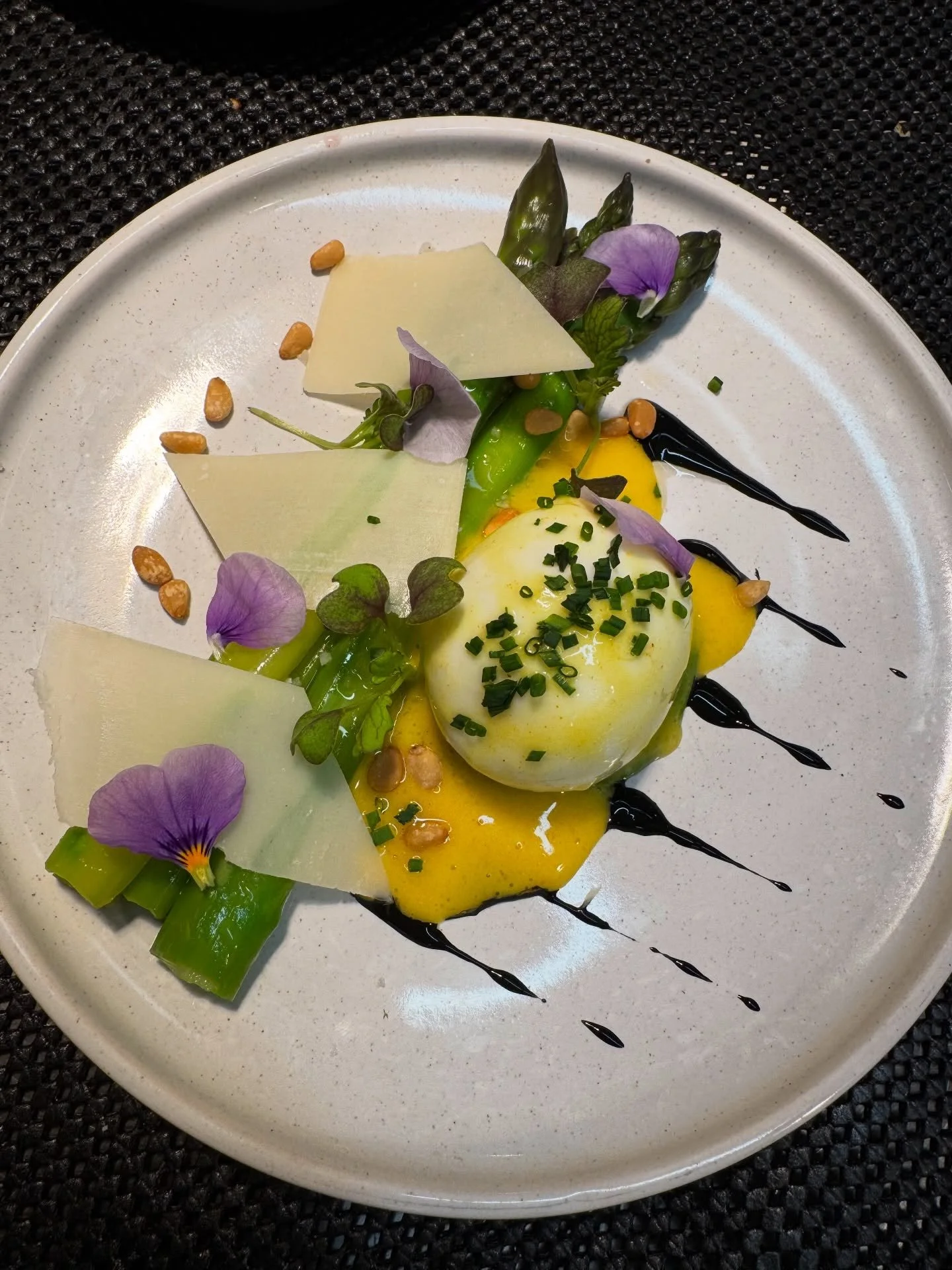 Nouveau mois, nouvelle carte &agrave; La Table Vermorel ✨

Le rythme des saisons guide notre cuisine&hellip;
Et avec lui, une toute nouvelle carte fait son entr&eacute;e.

Des produits frais, s&eacute;lectionn&eacute;s avec soin,
Des assiettes pens&e