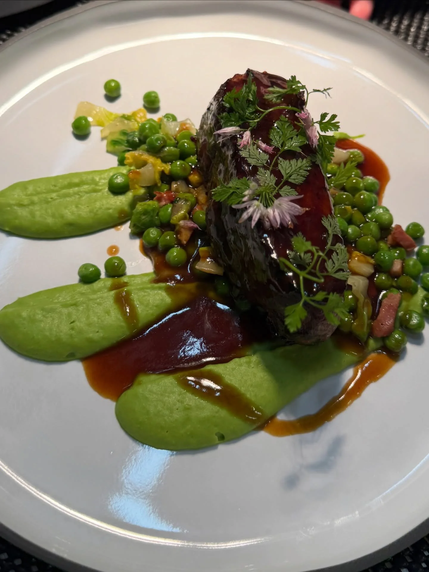 🌿 Nouveau mois, nouvelle carte &agrave; La Table Vermorel 🌿

Le mois de mai s&rsquo;invite &agrave; notre table avec une nouvelle s&eacute;lection de cr&eacute;ations imagin&eacute;es par le Chef Hasan et son &eacute;quipe.
Des produits de saison, 