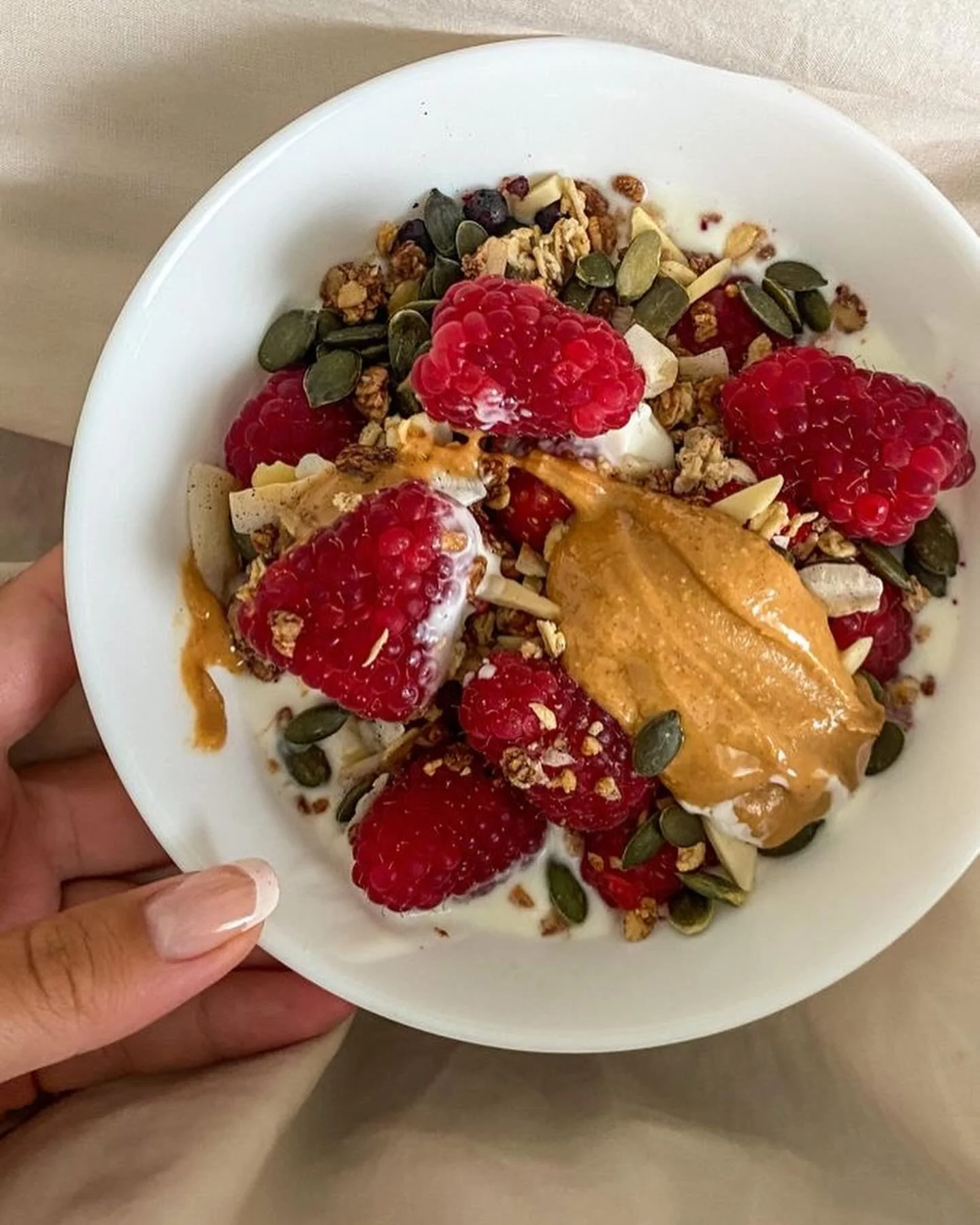 Pretty bowls = productive mornings 🌞🍓🥝