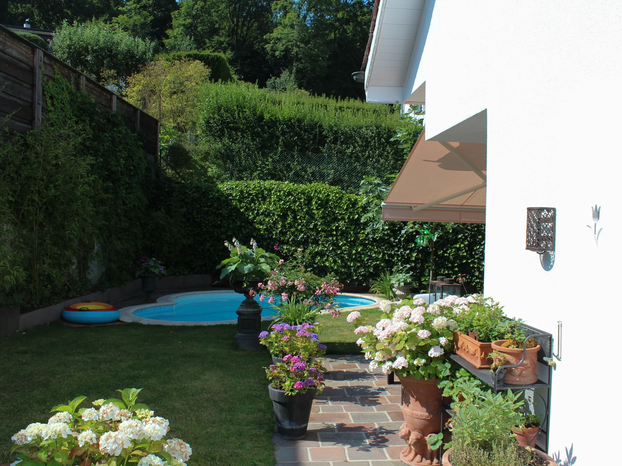 Garten mit Pool Villa in Riehen