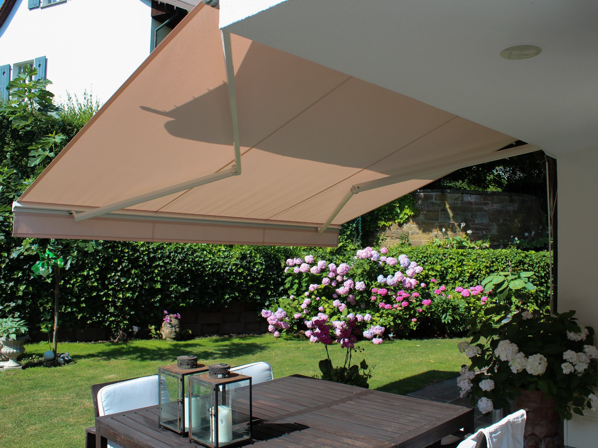 Garten mit Pool in Riehen